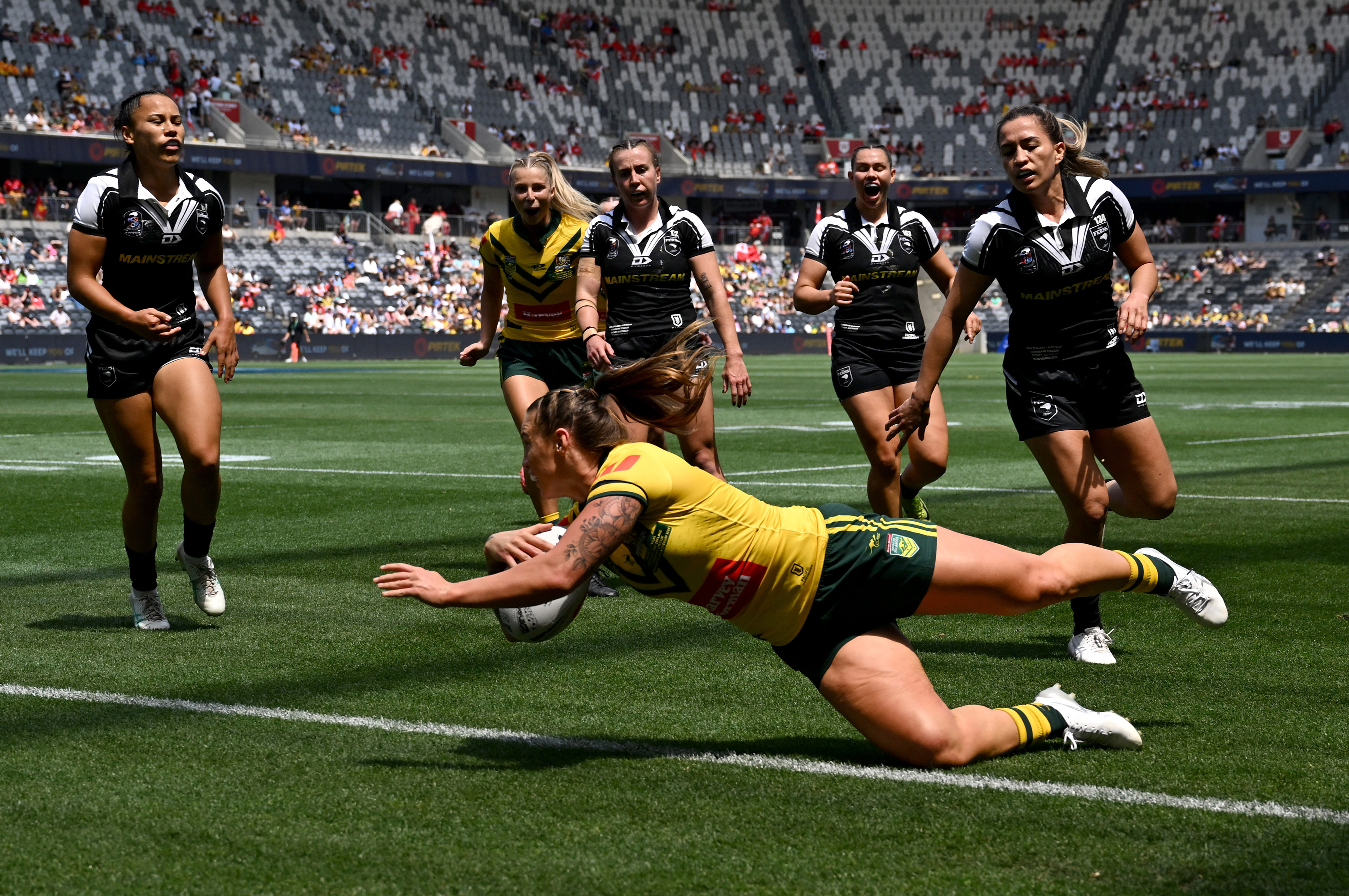 Julia Robinson scores a try for Australia. Photo / Photosport