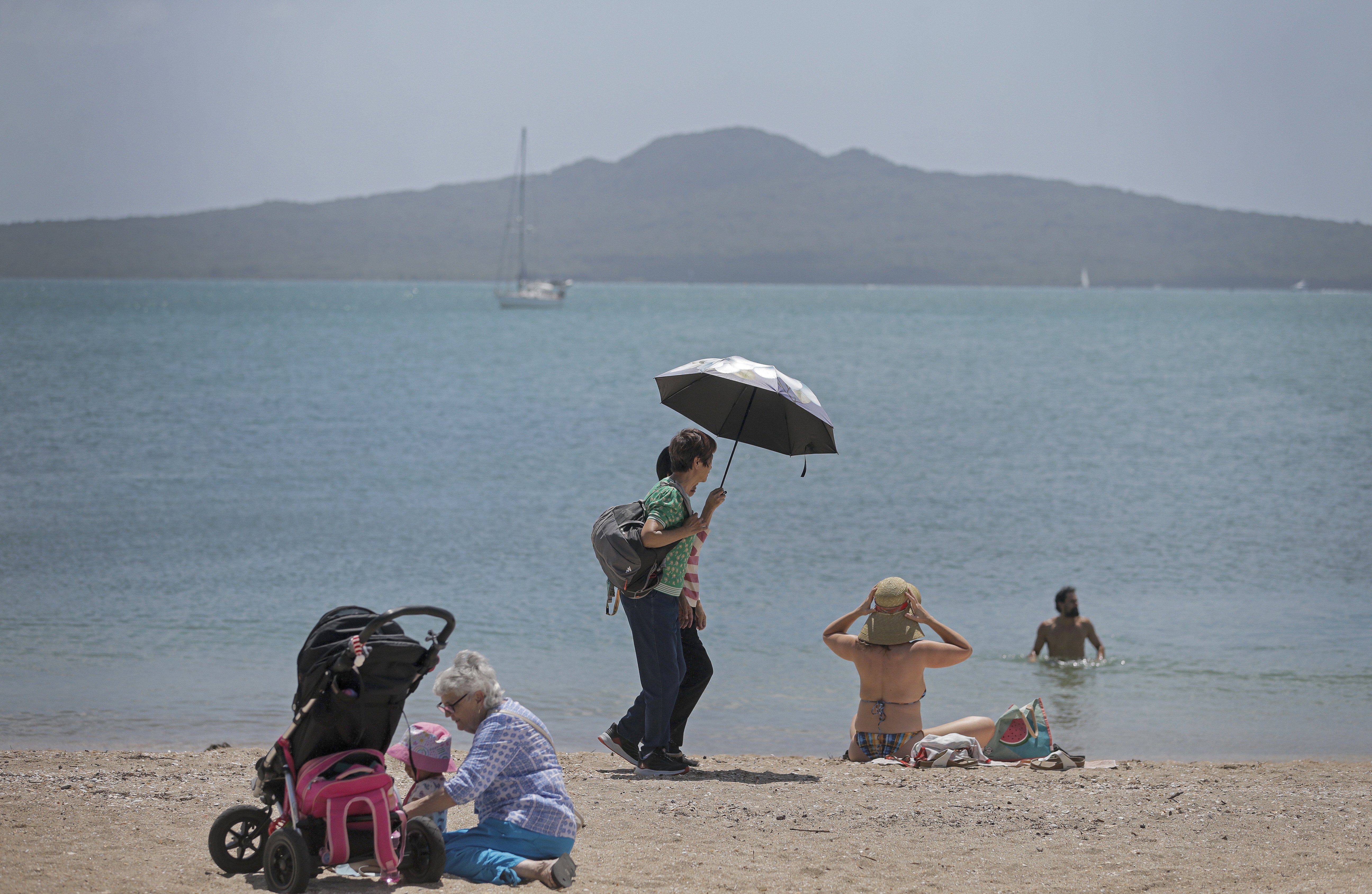 Aucklanders can expect a hot and dry Waitangi Day on Tuesday.