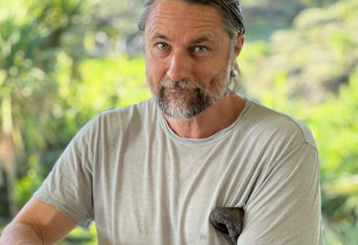Martin Henderson at his idyllic remote location. Sourced from instagram Spy May 2022