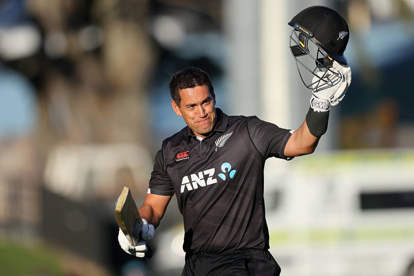Ross Taylor salutes the crowd for the final time after being dismissed. Photo / photosport.nz