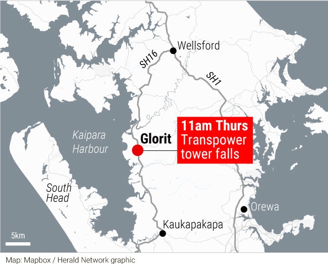 A transmission tower in Glorit, Auckland, collapsed at about 11am. 