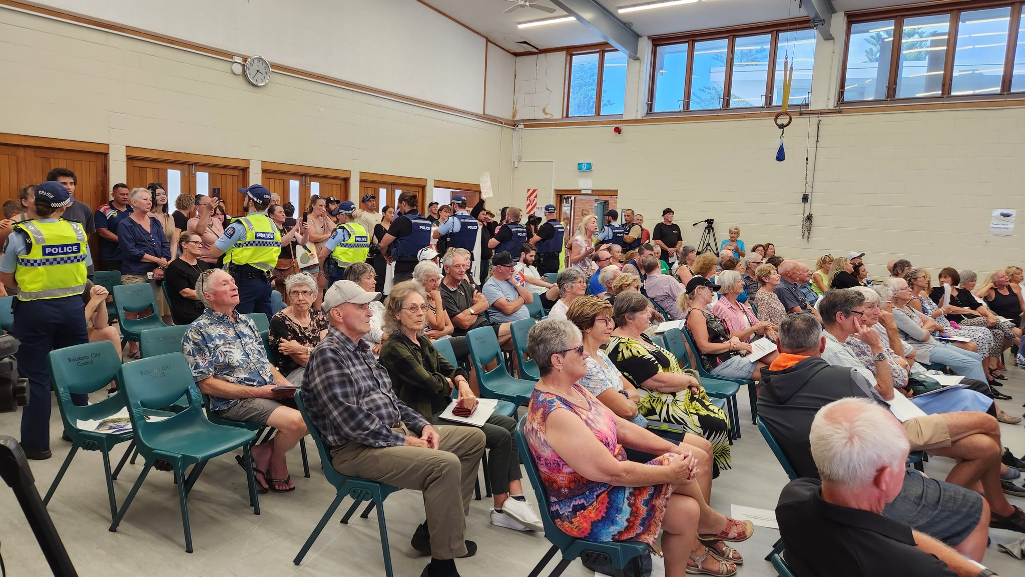The Ōrewa leg of Julian Batchelor's 'Stop Co-Governance' tour. Photo / Jake Law