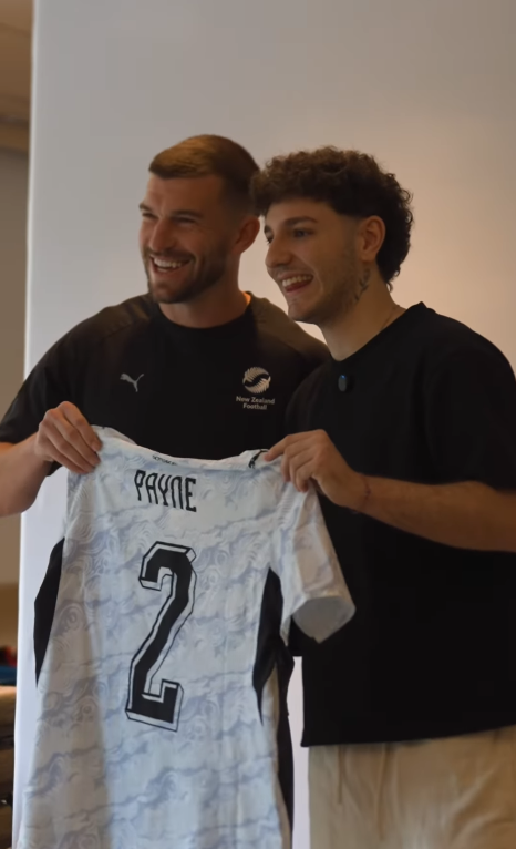 Tim Payne gifted Argentine influencer El Scarso an All Whites jersey with his name on the back. Photo / Instagram