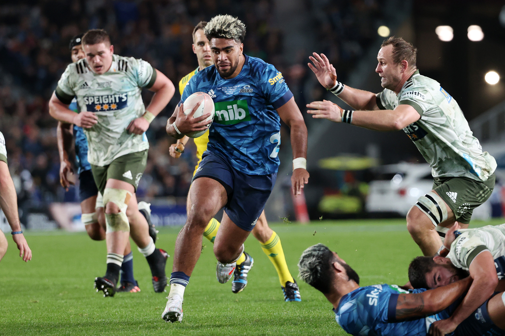Hoskins Sotutu makes a break during the Super Rugby Transtasman final. Photo / Getty