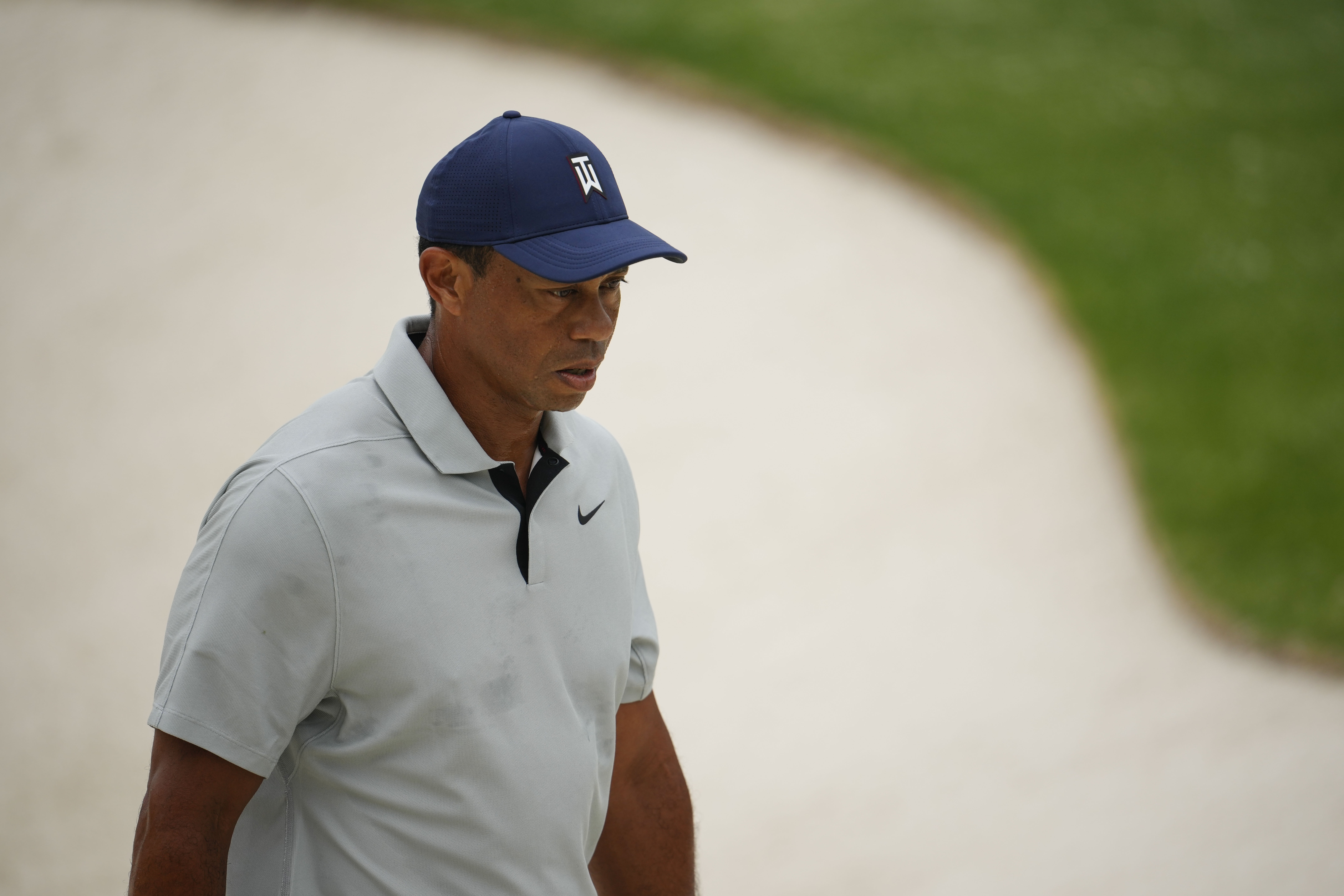 Masters suspends play Saturday; Tiger Woods in last place