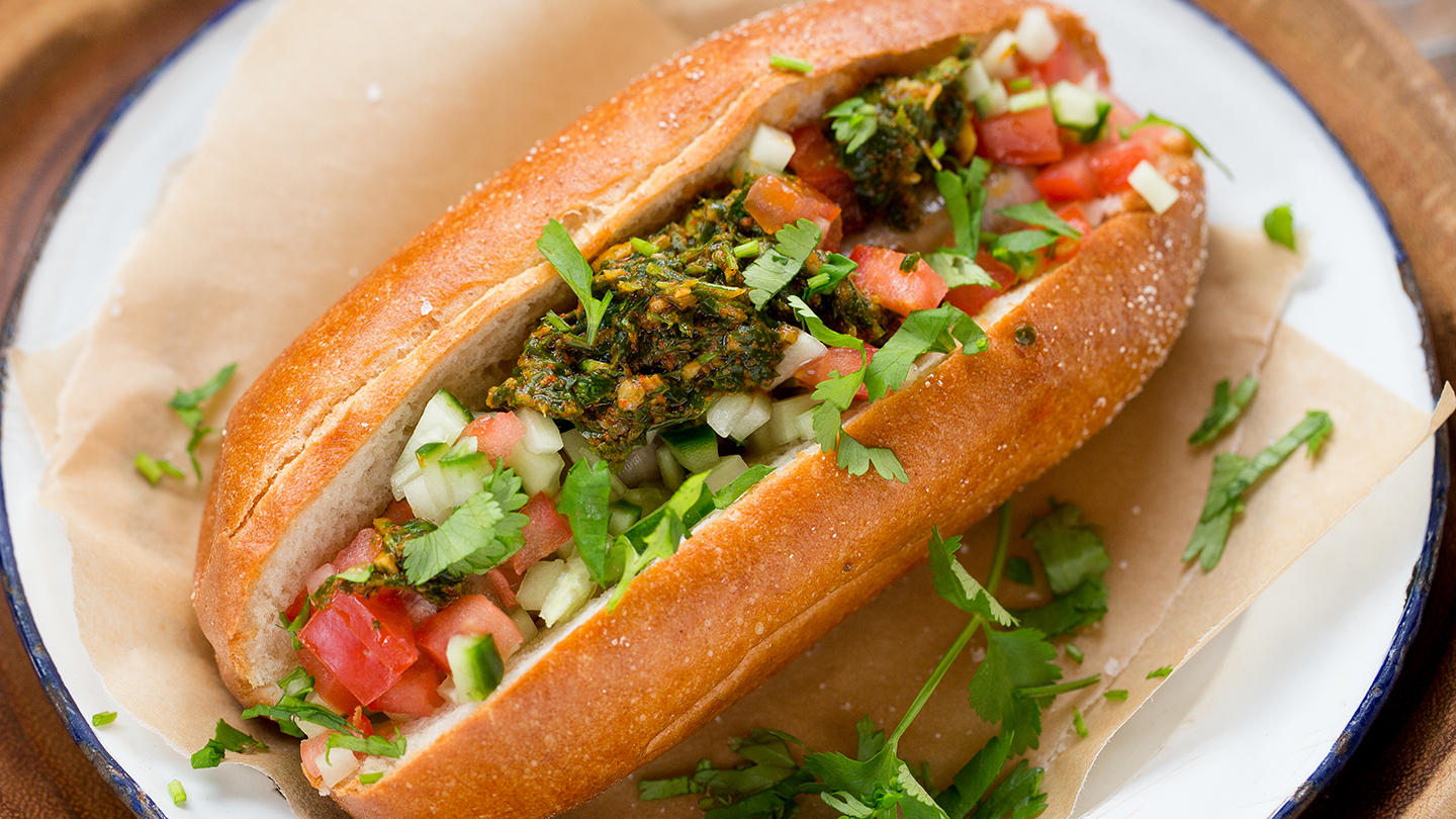 Perros calientes con chimichurri