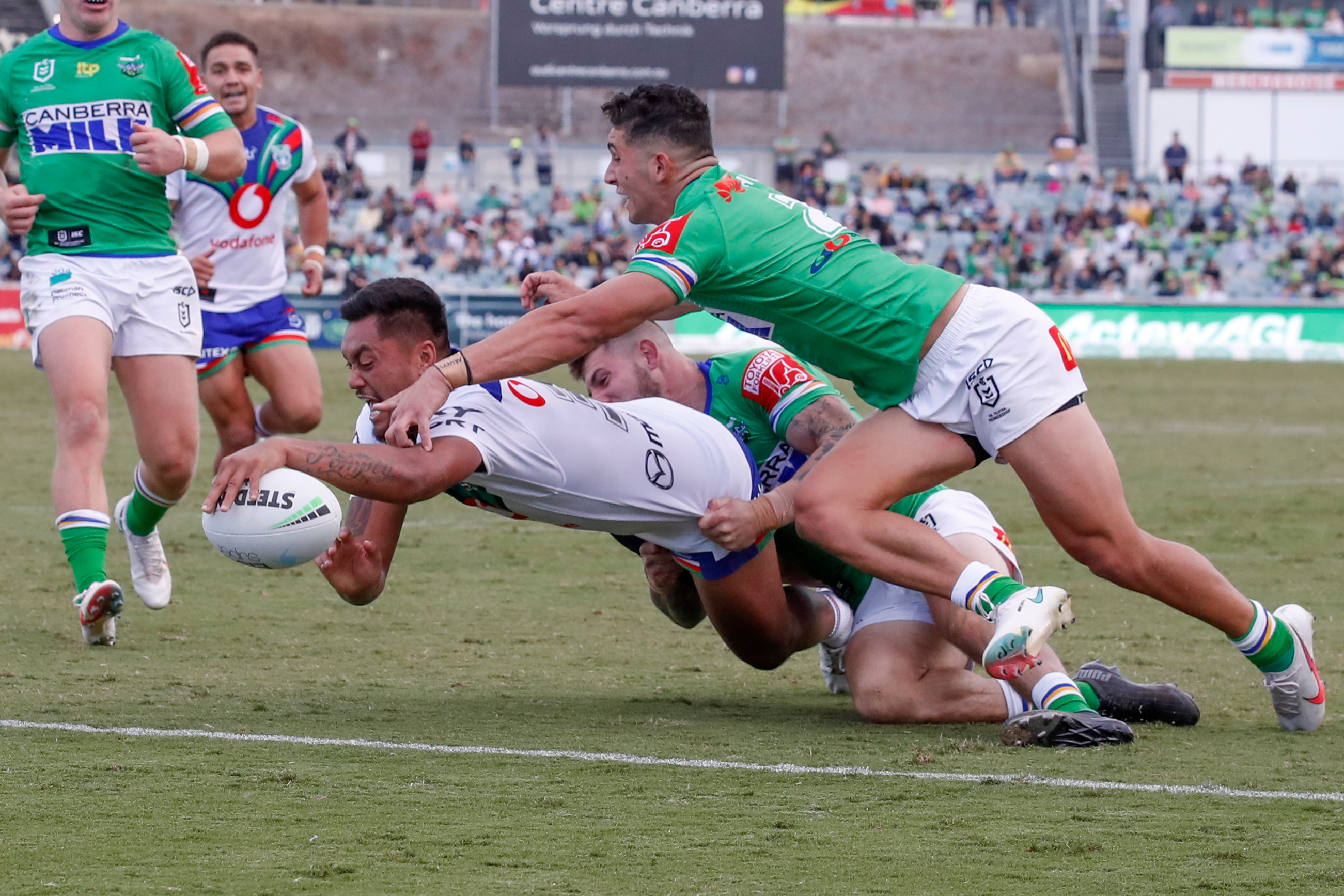 Adam Pompey dives over to score the winning try against the Canberra Raiders in 2021. Photo / Photosport.