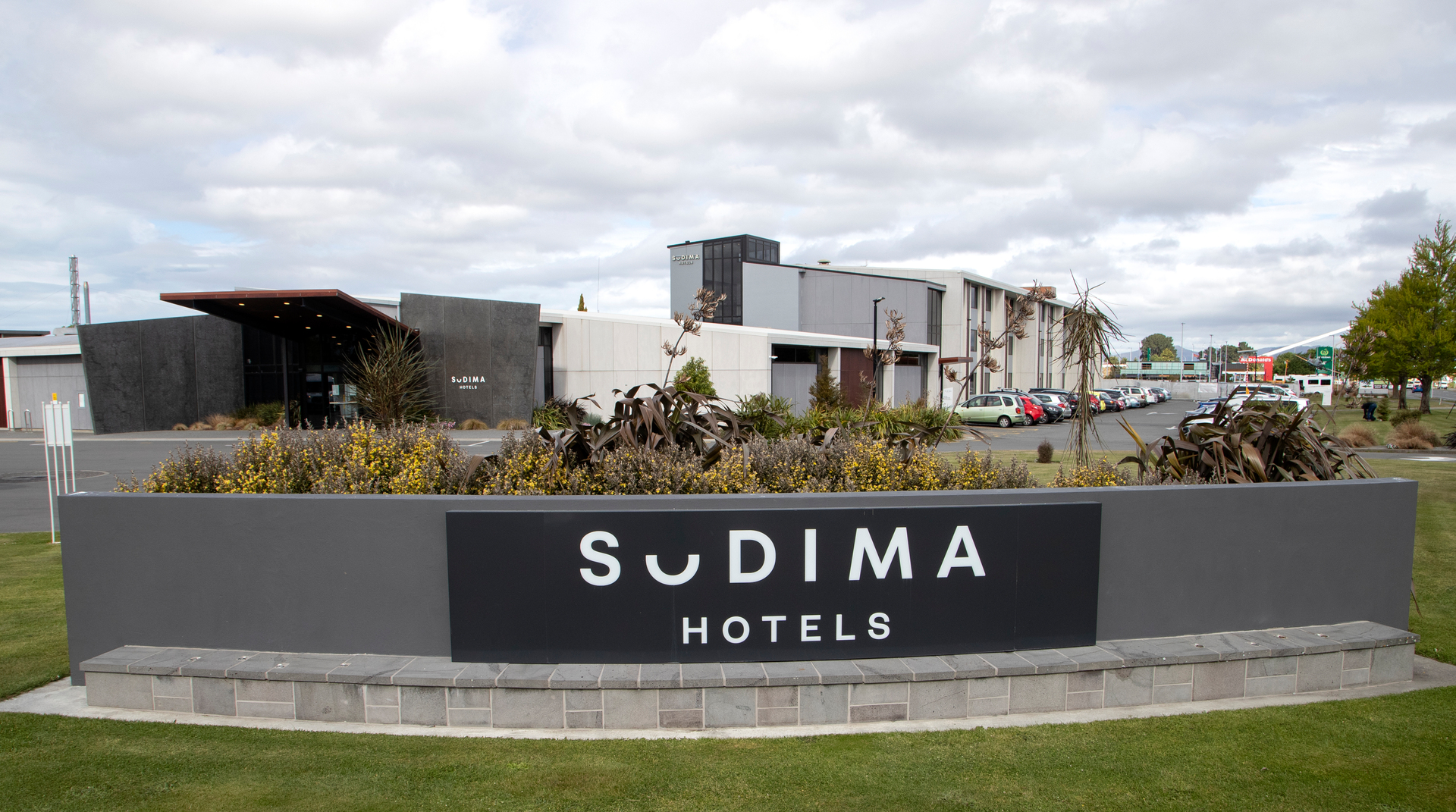 Two nurses caught Covid-19 from infected foreign mariners in quarantine at the Sudima Hotel in Christchurch, but their genomes show they didn't catch it at the same time. 