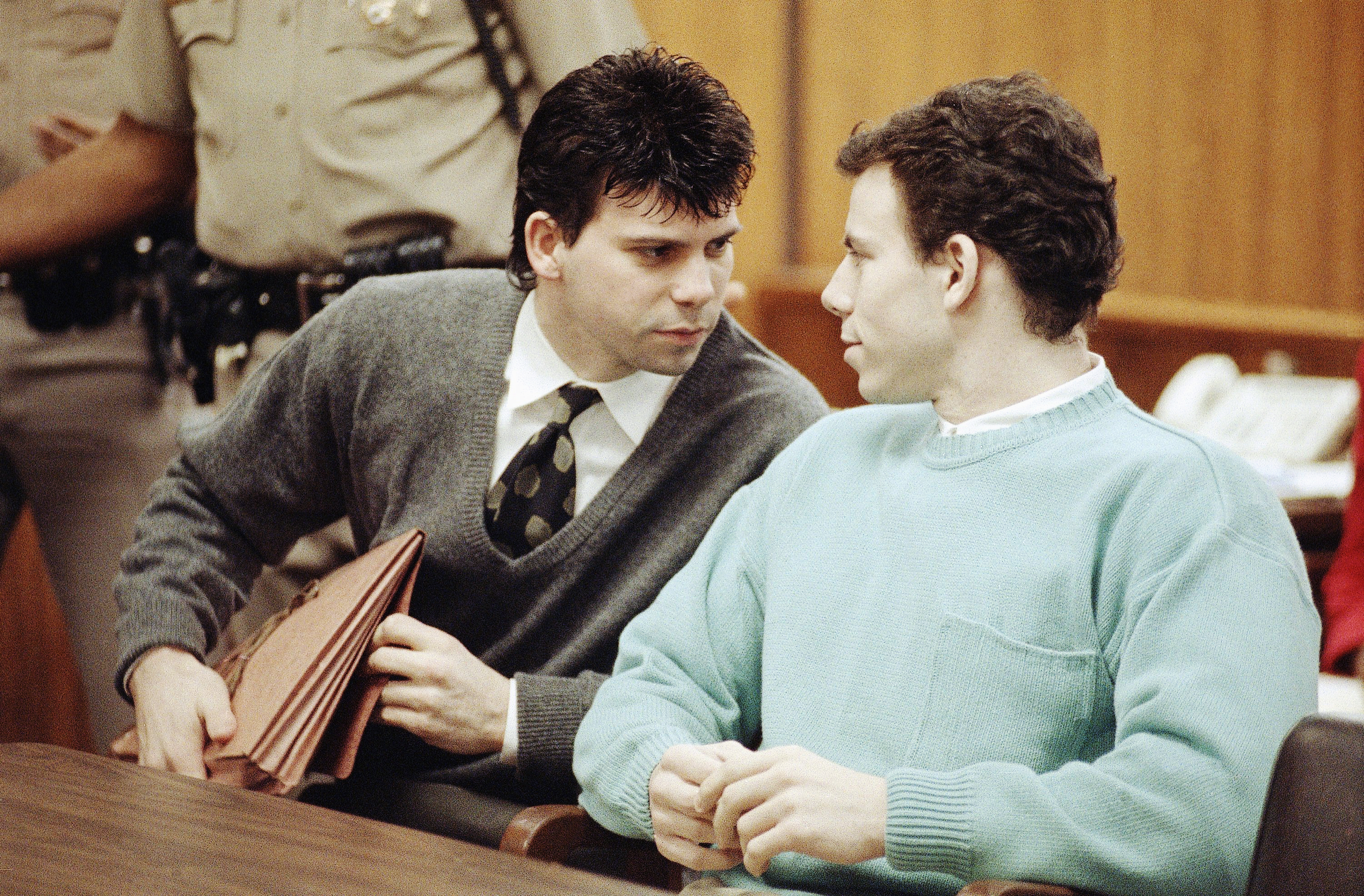 Lyle Menendez, left confers with brother Erik during a court appearance, April 2, 1991 in Beverly Hills, California. Photo / AP
