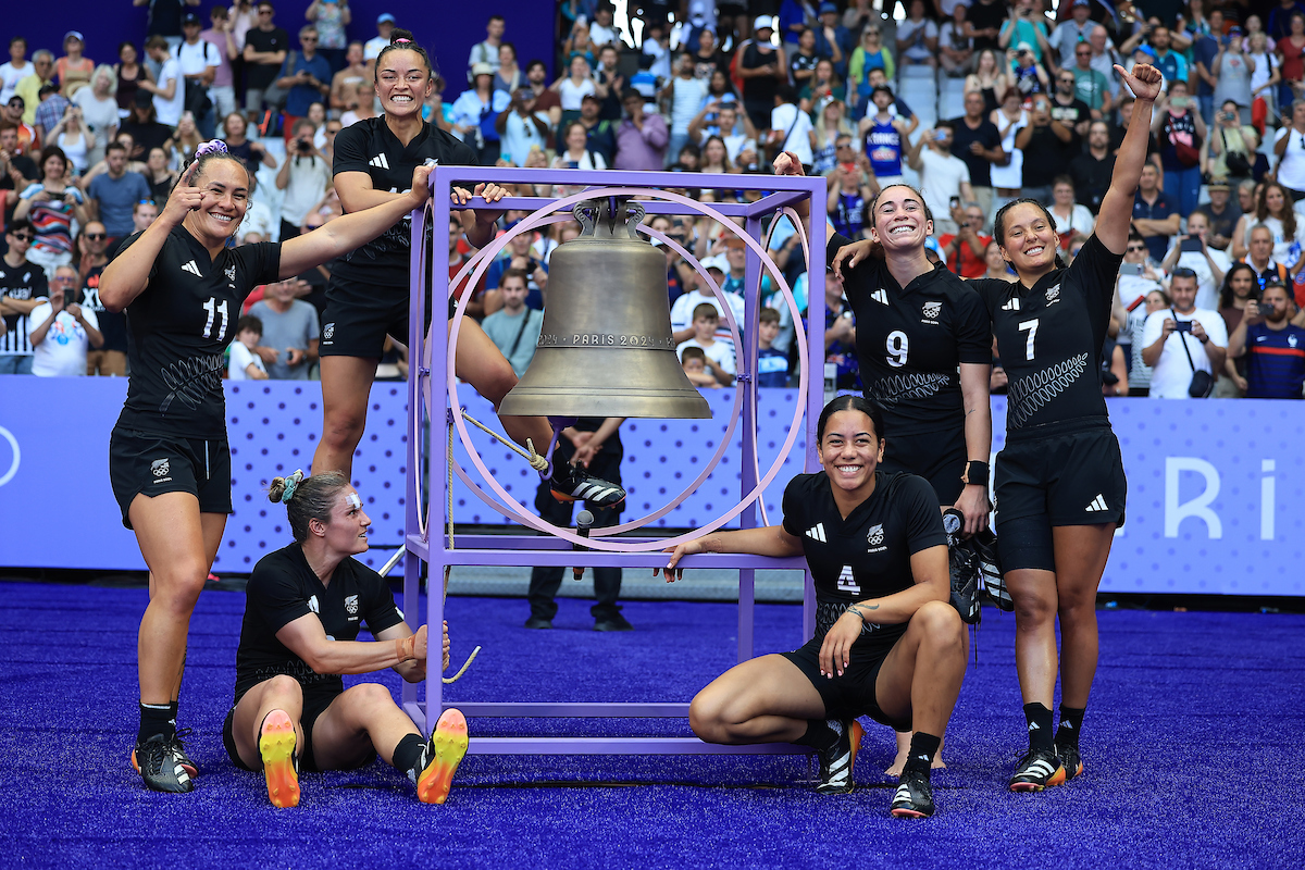 New Zealand players ring the bell after their rugby sevens win over Fiji. Photo / Photosport