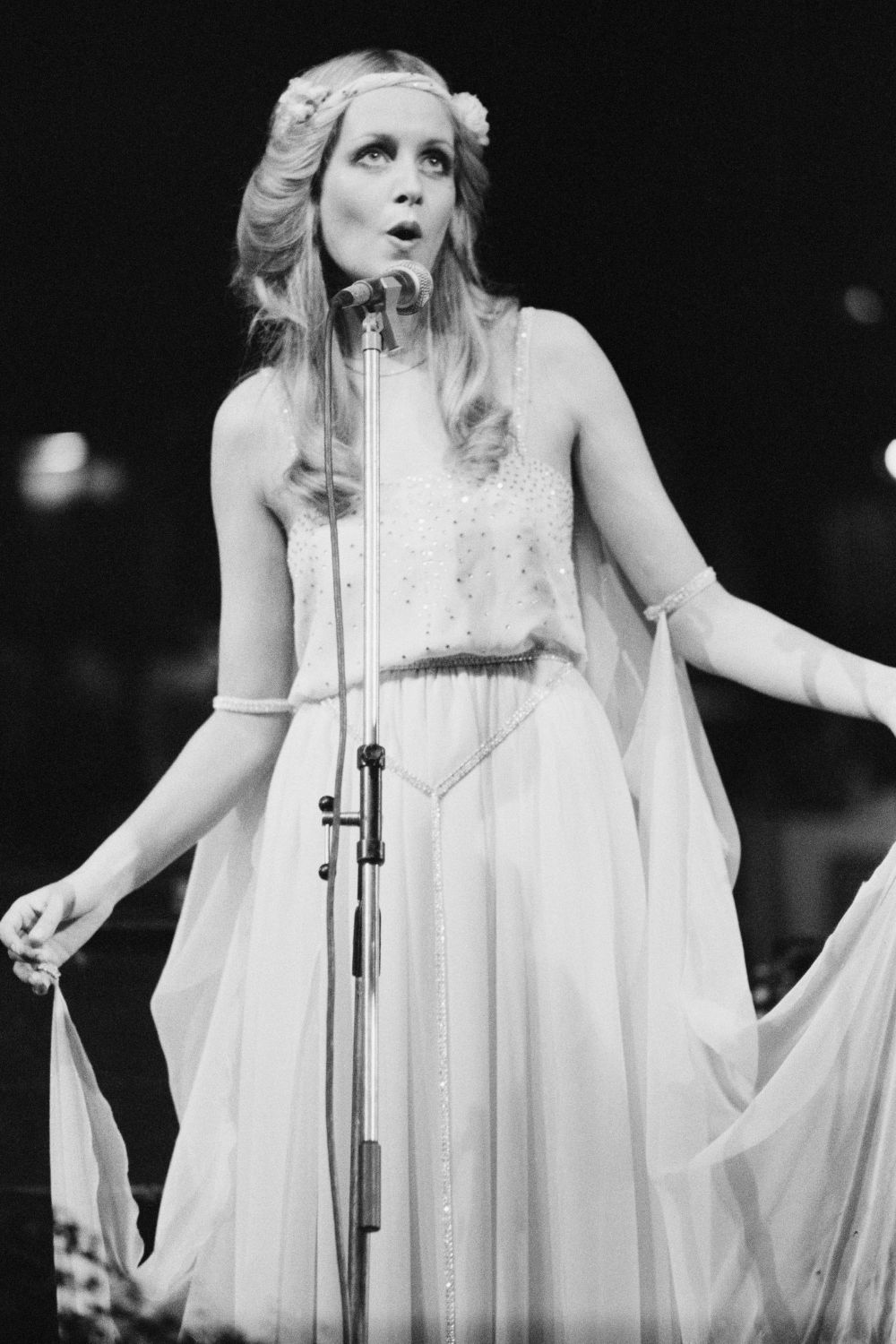 Twiggy performs at the Royal Albert Hall in 1975. Photo / Michael Putland for Getty Images