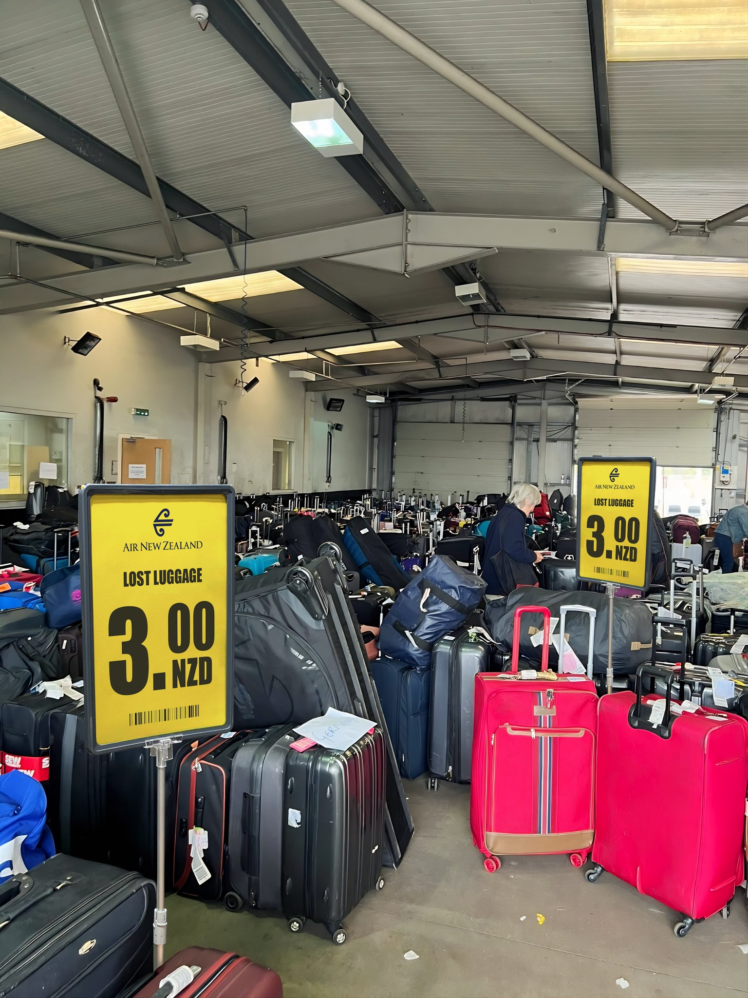 Unclaimed luggage online warehouse