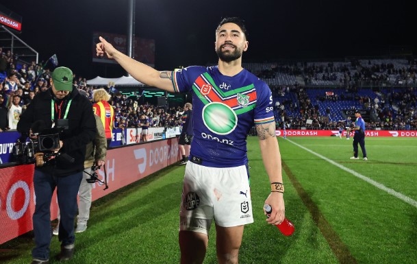 Shaun Johnson of the Warriors acknowledges the crowd during a 2023 playoffs victory over the Knights at Mt Smart. Photo / Photosport