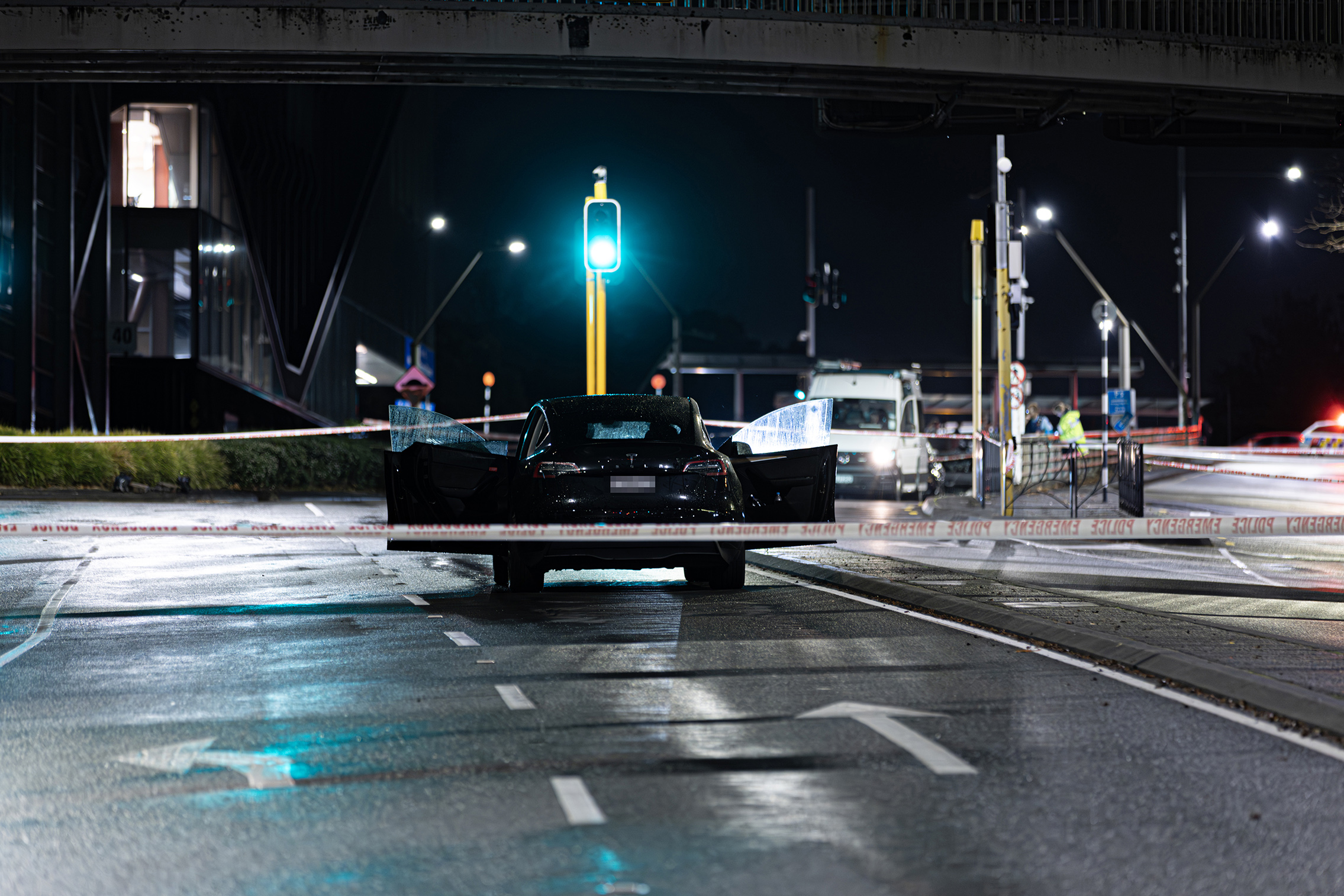 Police set up cordons following an assault in Auckland CBD. Photo / Hayden Woodward.