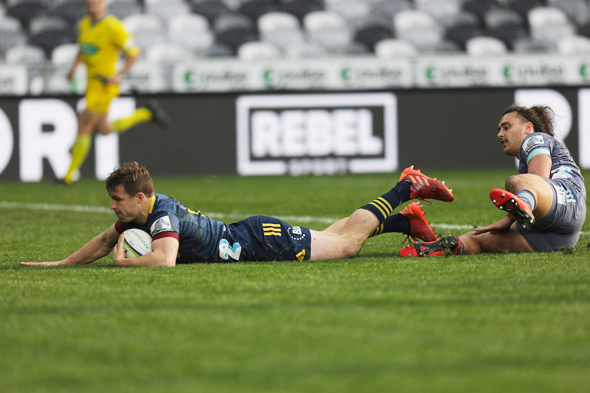 Michael Collins scores for the Highlanders. Photo / Photosport