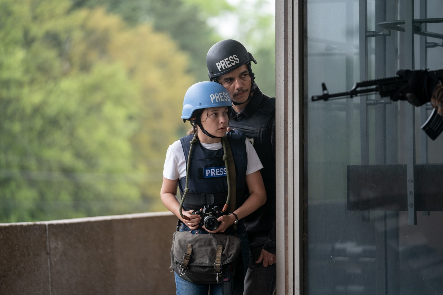 Aspiring photojournalist Jessie (Cailee Spaeny) experiences conflict firsthand after tagging along with Joel (Wagner Moura).