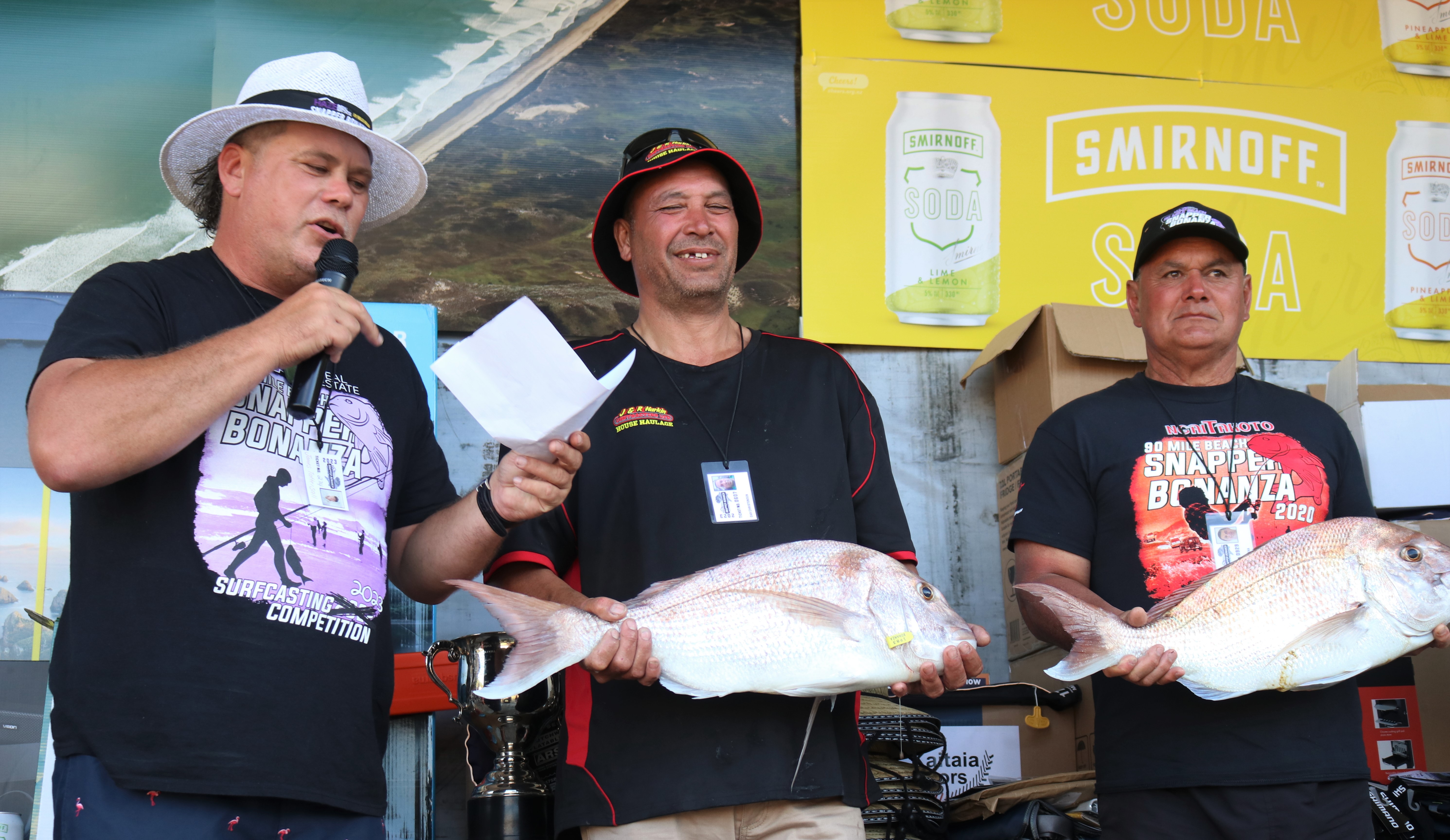 Bonanza MC James Tattersall with two of Saturday’s winners,  Dar Christensen of Kaitāia and Michael Rameka of Awanui. Photo / Peter de Graaf