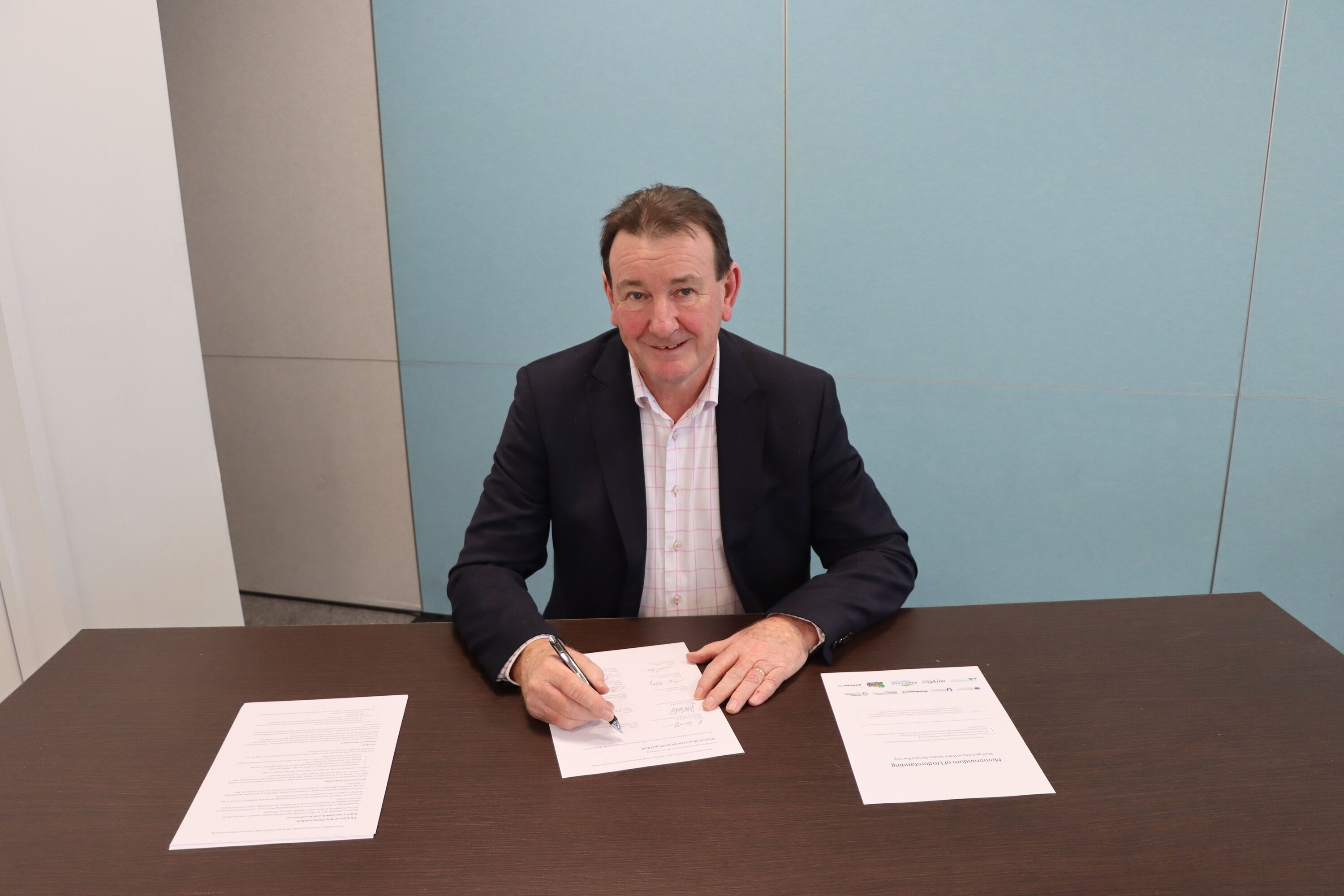  Horowhenua Mayor Bernie Wanden signs the MoU with his Wellington colleagues.