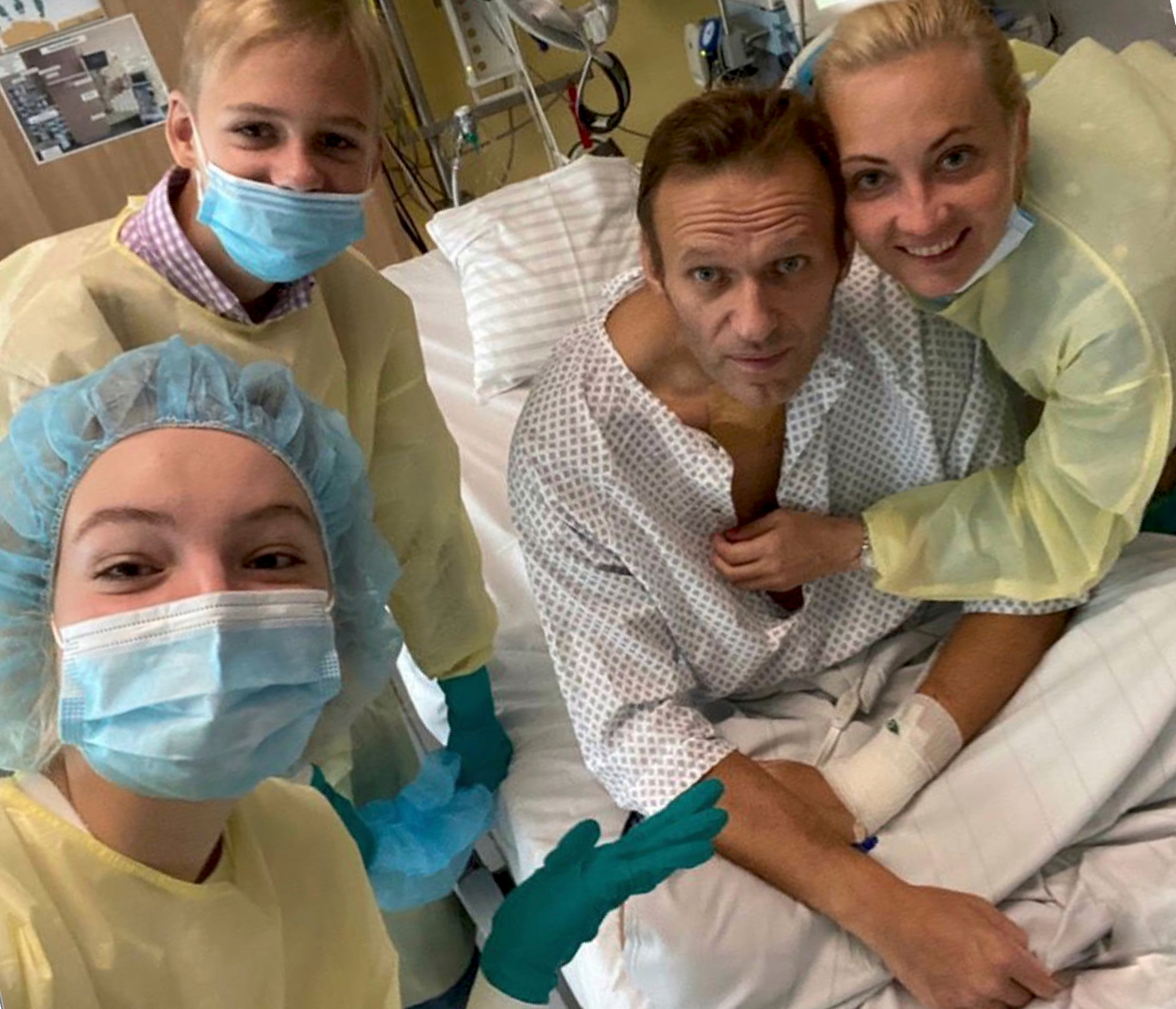 Alexei Navalny , centre, and his wife Yulia, right, daughter Daria, and son Zakhar, top left. AP Photo / Instagram