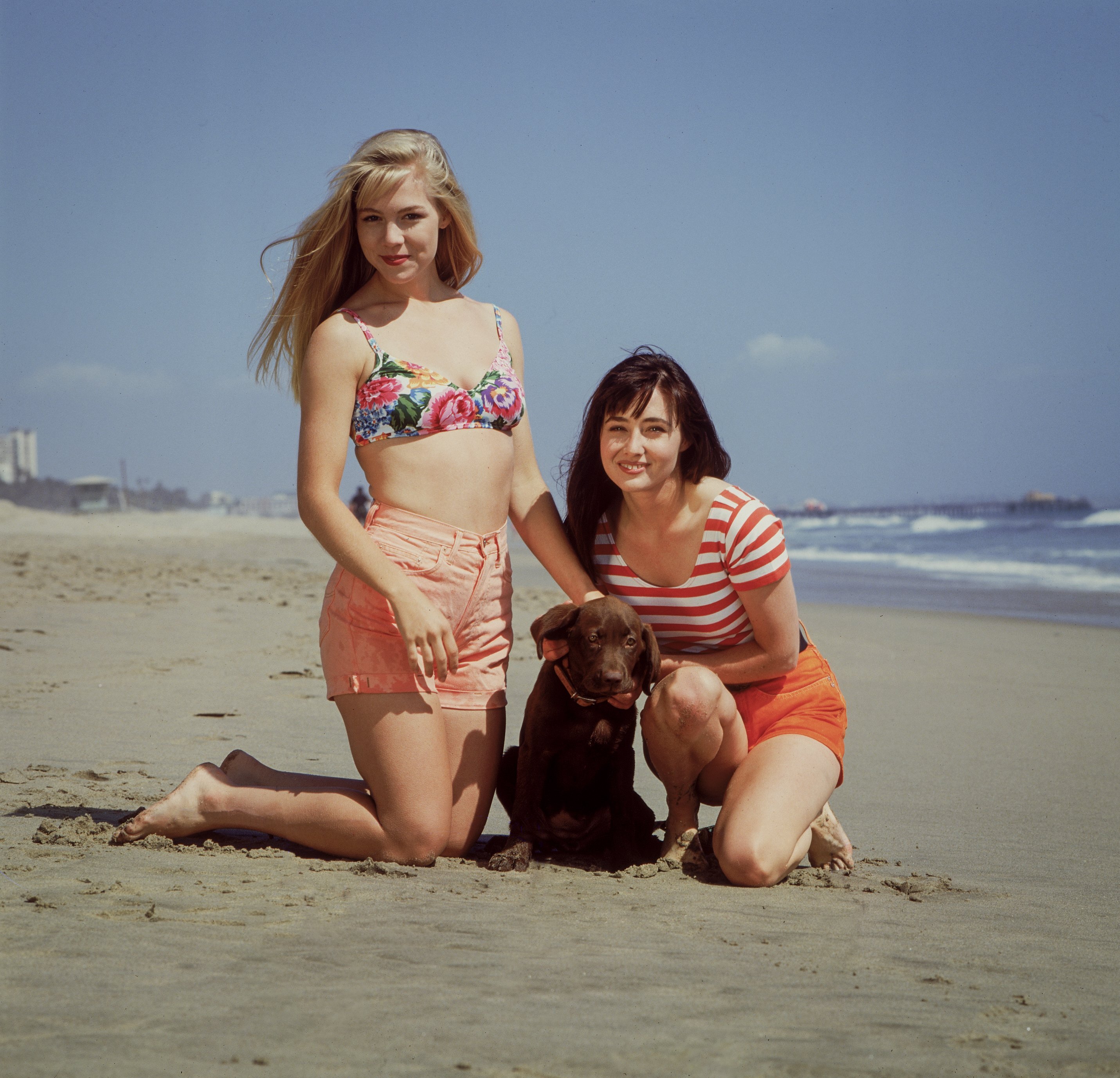 Jennie Garth as Kelly Taylor and Shannen Doherty as Brenda Walsh in Beverly Hills 90210.