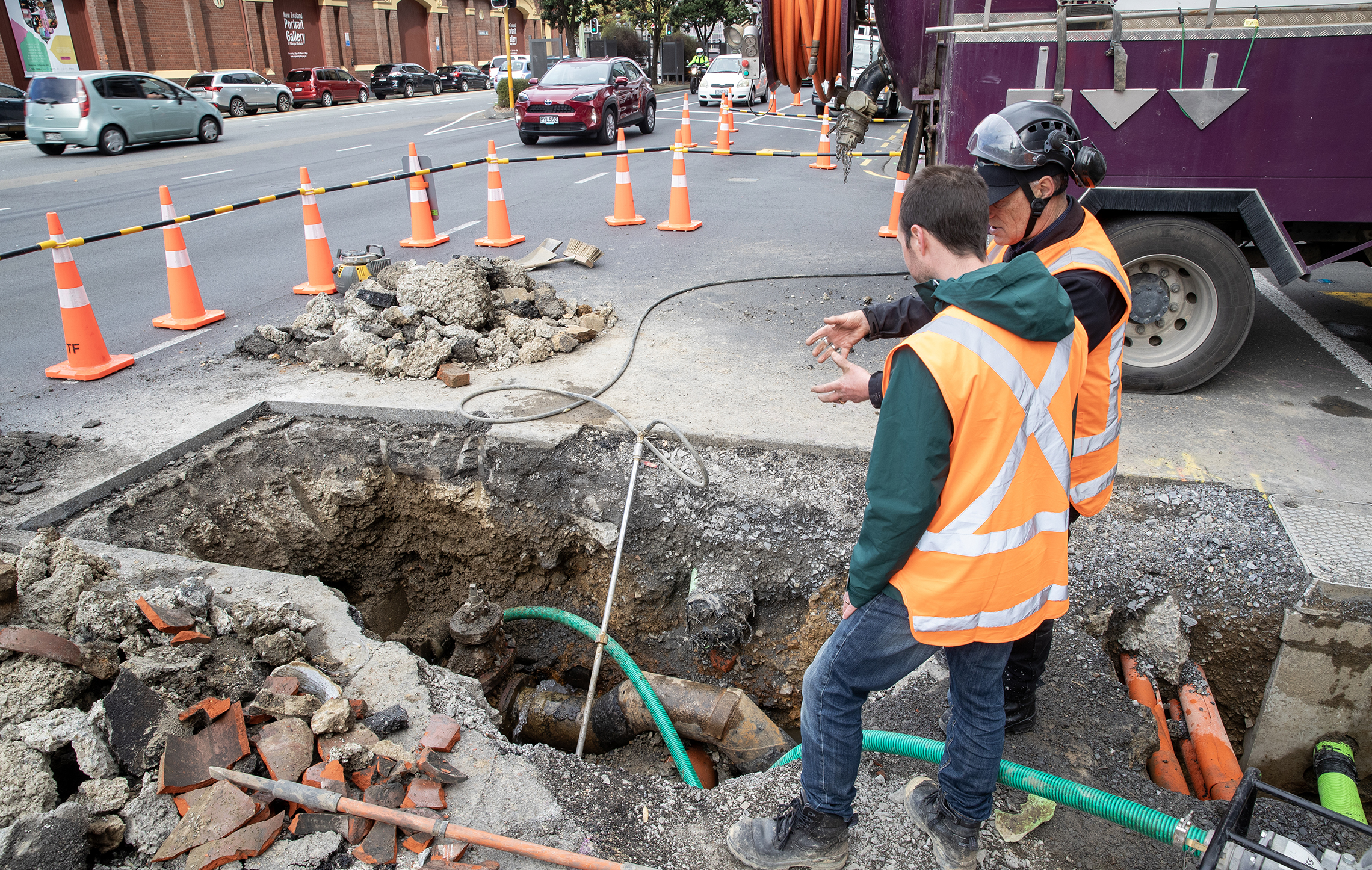 Wellington water workers respond to a burst water main in the central city. Photo / Mark MItchell