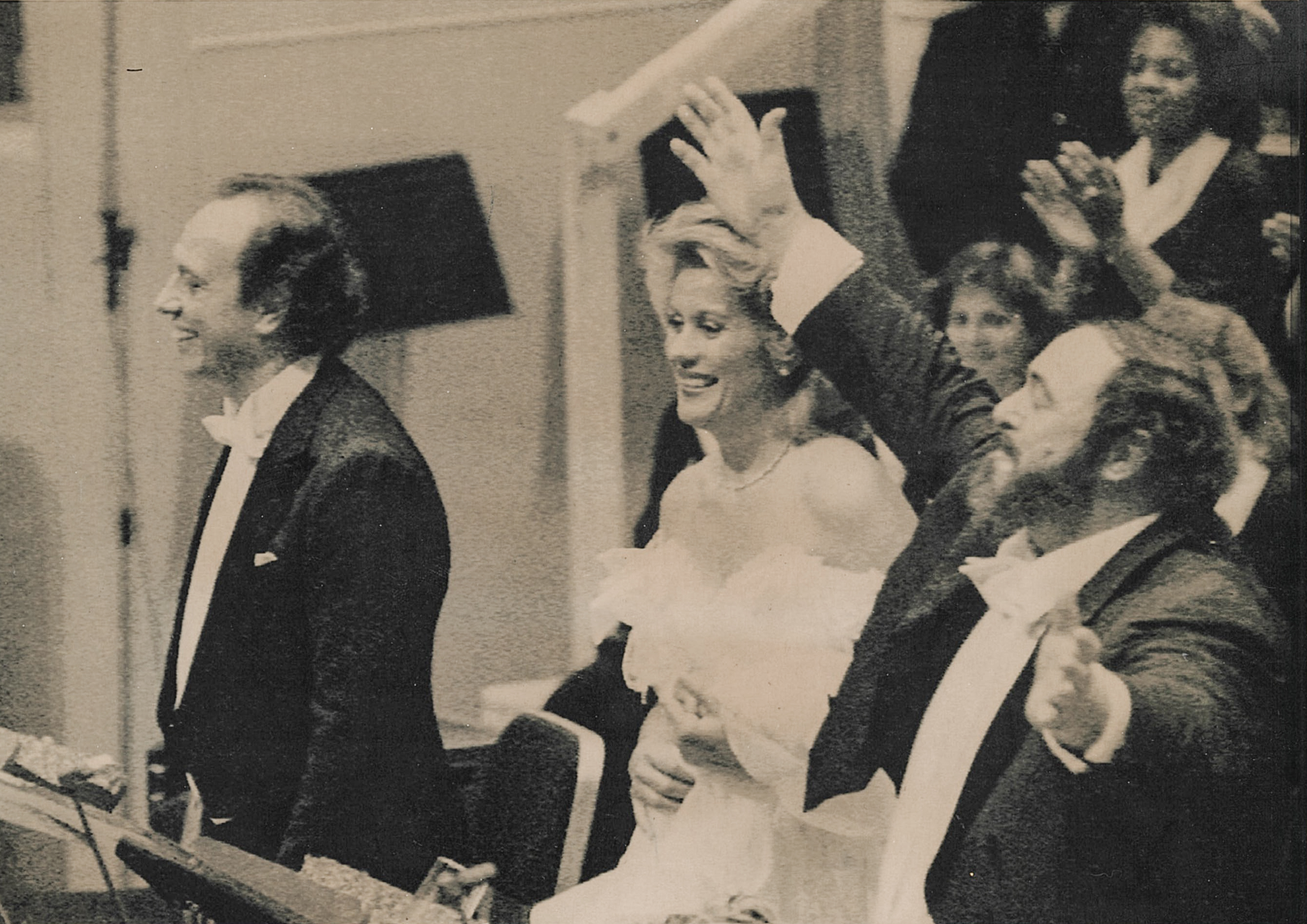 Opera singers Leo Nucci (left), Kiri Te Kanawa and Luciano Pavarotti take their final bow after performing Verdi's Otello in Chicago in 1991. Photo / AP