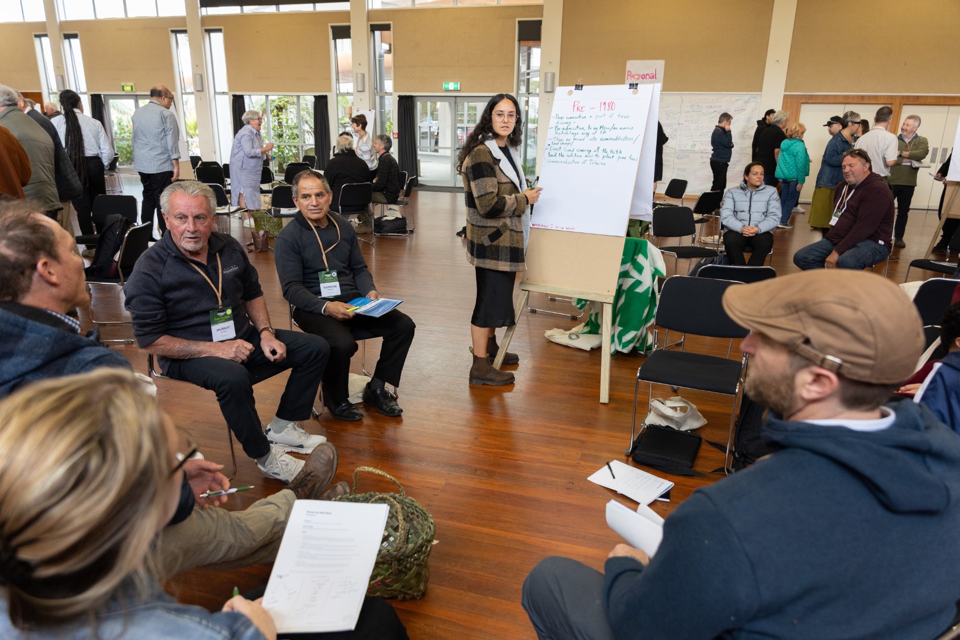 Te Maire Hoskins of Te Ohu Kaimoana works with a breakout group.