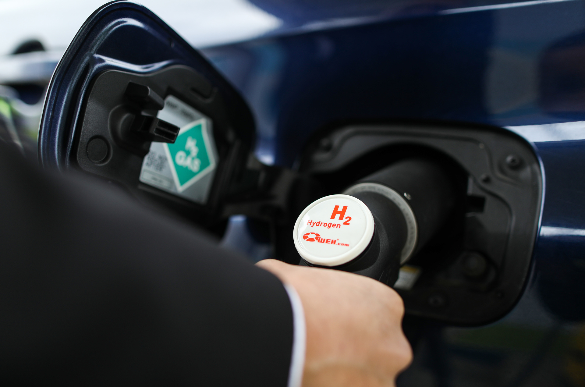 A driver gets a hydrogen refuel at a Shell station in the UK. Shell and other energy companies are pouring big money into hydrogen startups. Photo / Getty Images