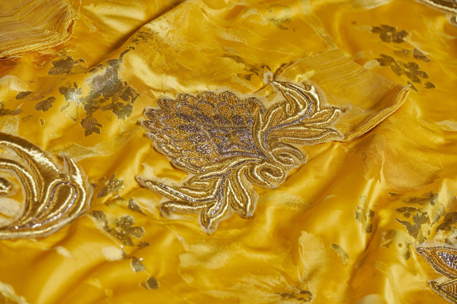 Guo Pei, 中⽂:⻩皇后礼服 The Yellow Queen Gown (detail), 2009 © Guo Pei. Courtesy of Guo Pei.