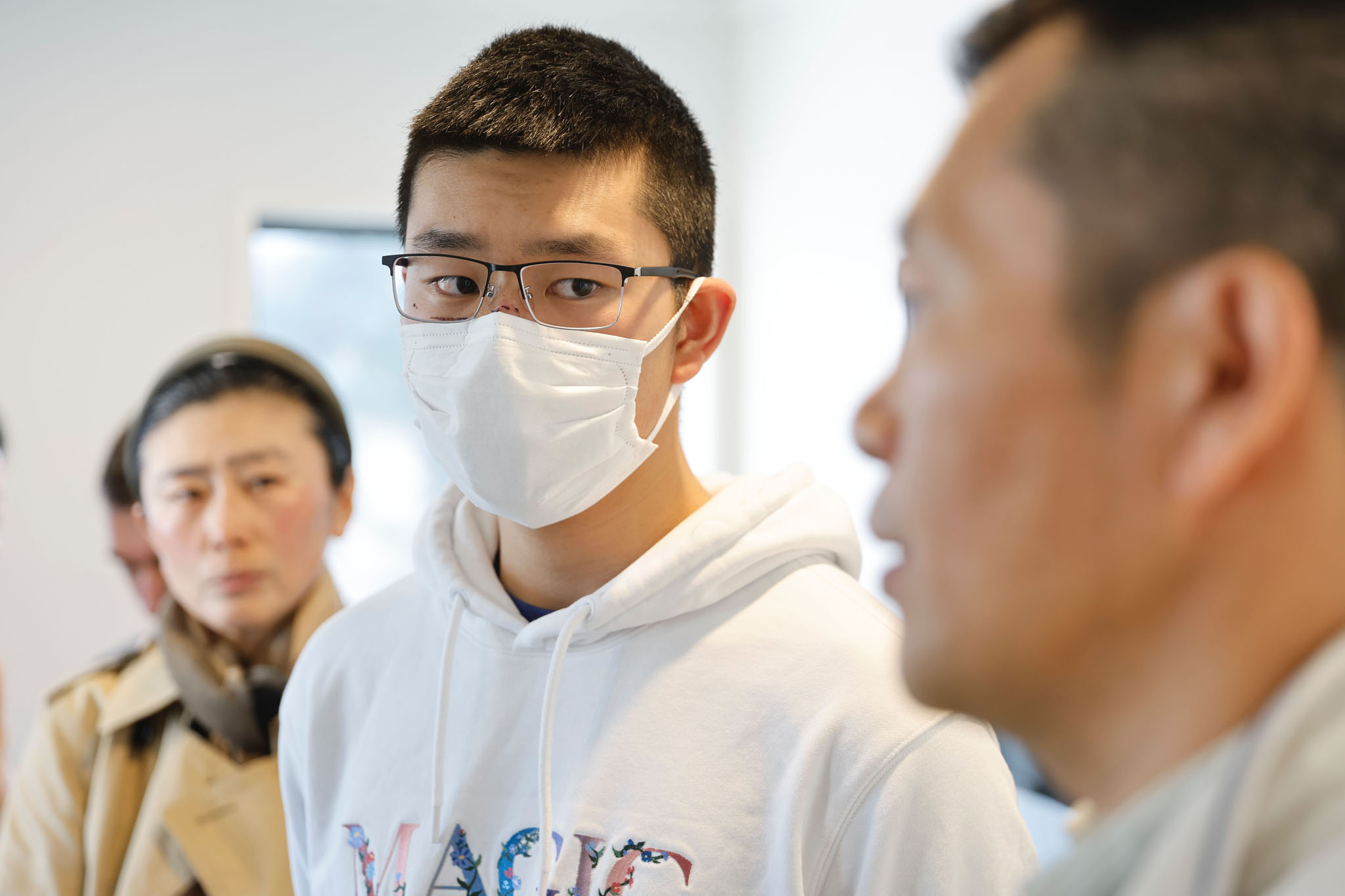National MPs Simeon Brown and Nancy Lu meet with the 16-year-old schoolboy, Jason, who was attacked on an Auckland bus on Friday. Photo / Michael Craig
