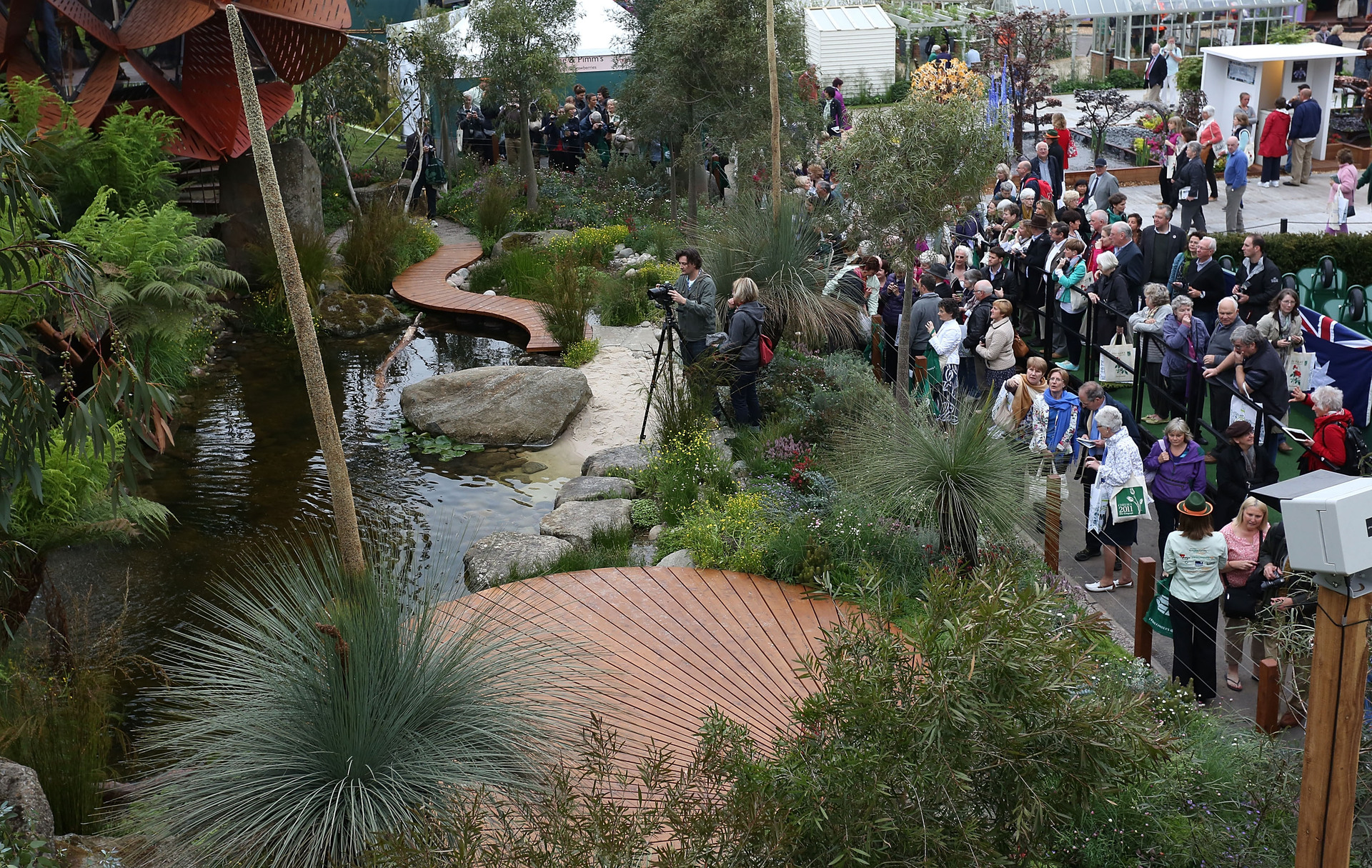 Green-thumbed garden enthusiasts take in the displays at the Chelsea Flower Show. Photo / Getty Images