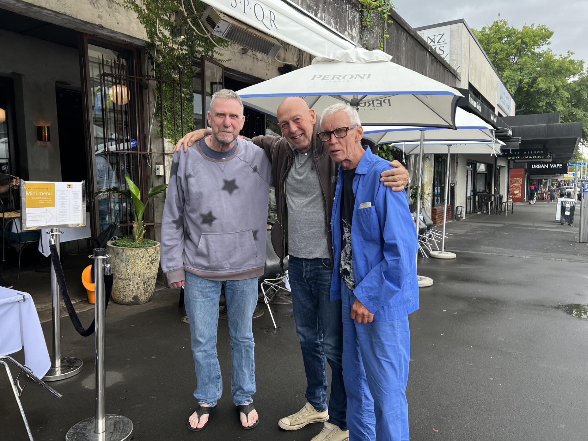 Stuart Dryburgh (centre), producer Brian Kassler (left) and director Lee Tamahori meet for lunch at SPQR in 2022.