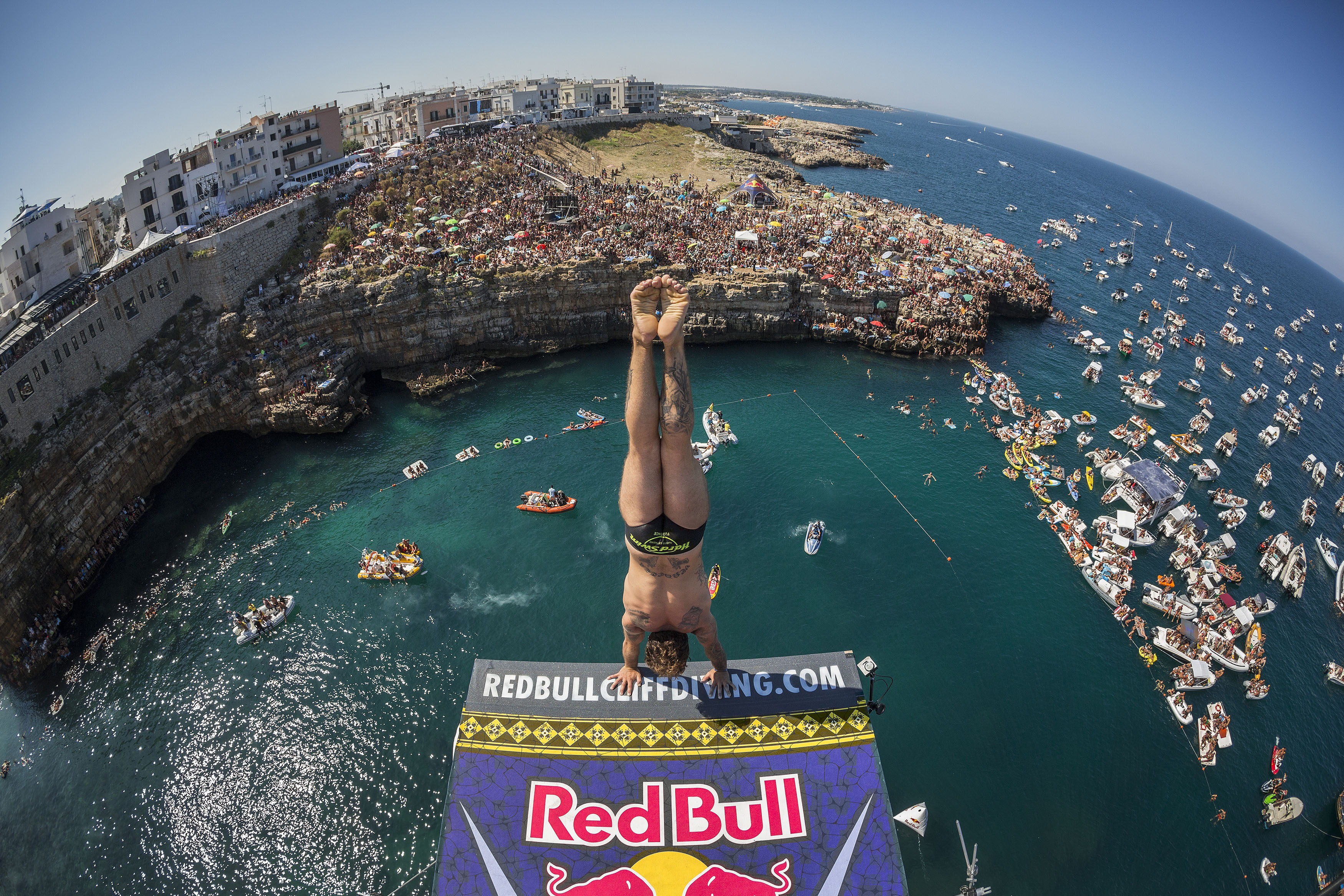 World cliff. Red bull Cliff Diving World Series. Клиф дайвинг Полиньяно-а-Маре. Рианна Иффланд Клифф-дайвинг. Хай дайвинг ред Булл.