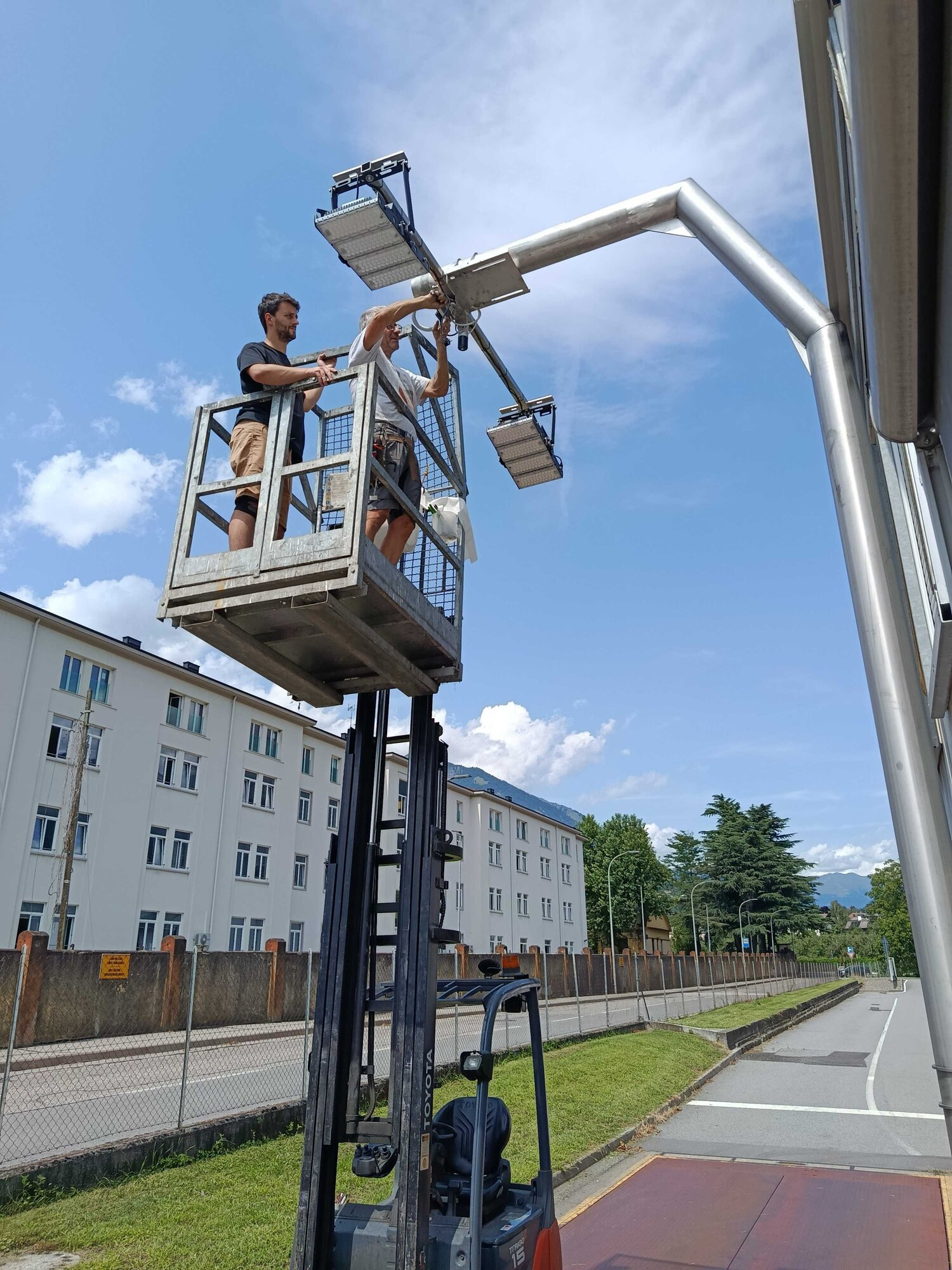 A staffer works on Hectre's Arc overhead scanner.