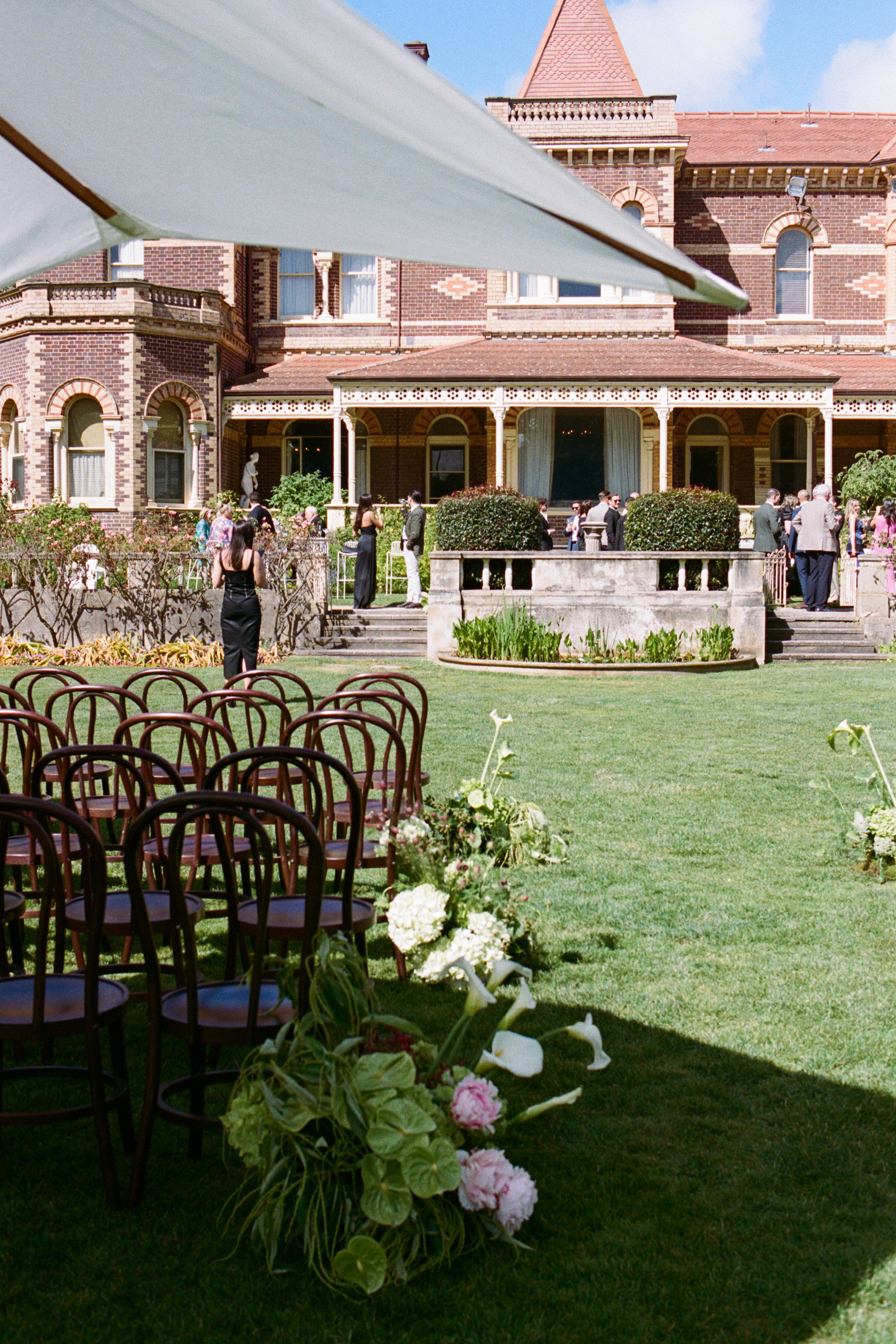 Textural bouquets line the aisle. Photos / Kaitlyn Clark