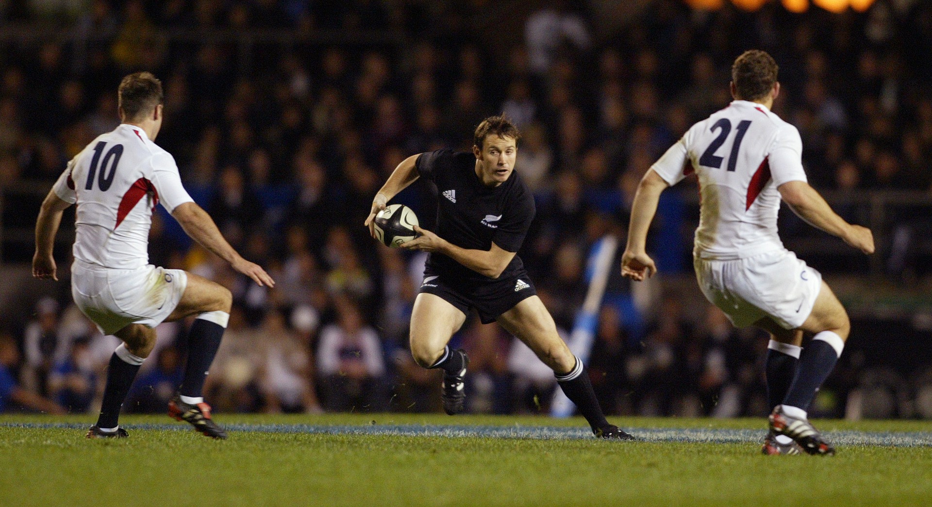Andrew Mehrtens (centre) looks to run past Charlie Hodgson (left) and Olly Barkley during the second England test in 2004. Photo / Dean Purcell