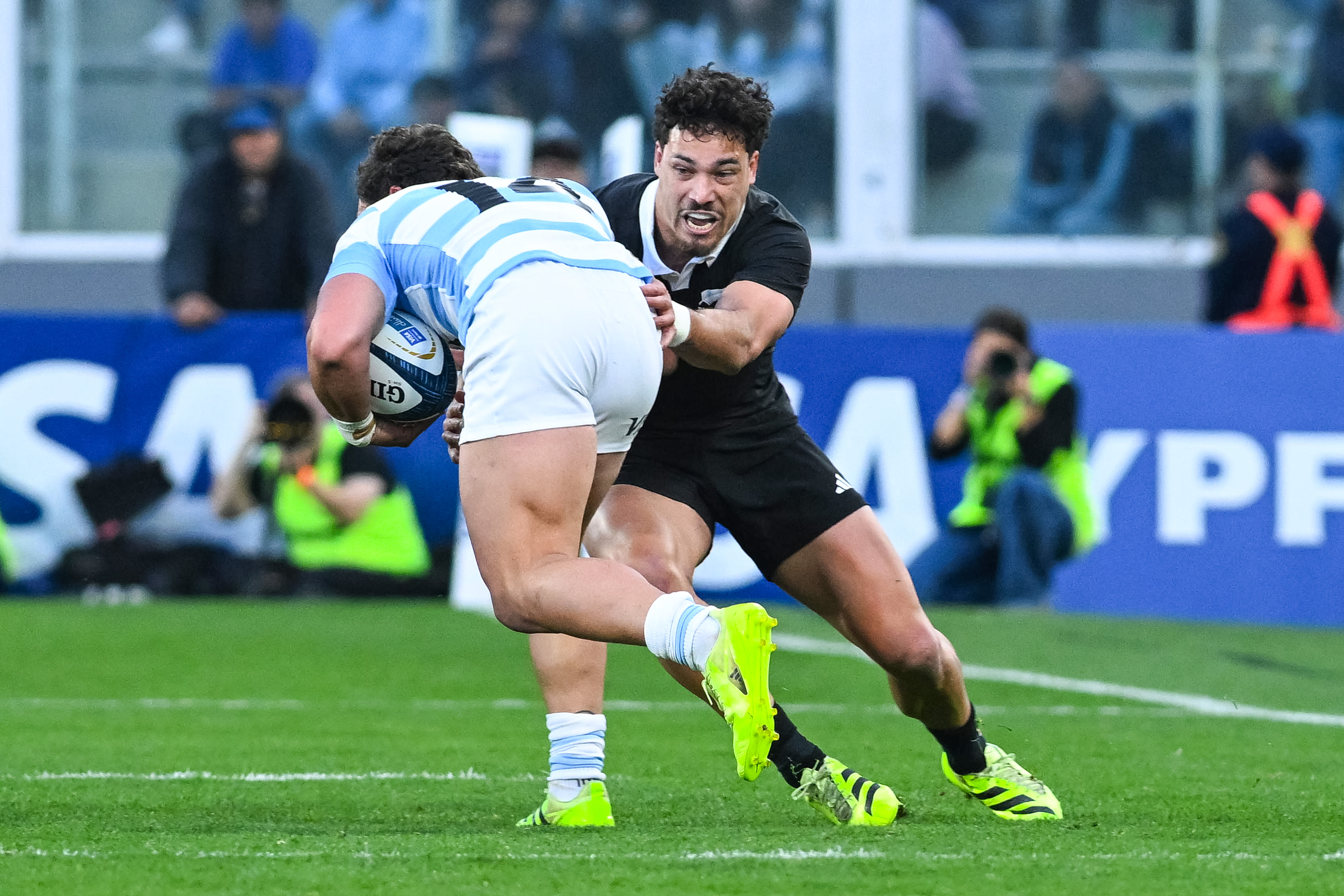 New Zealand centre Billy Proctor attempts a tackle on an Argentina player at Estadio Mario Alberto Kempes, Argentina. Photo / Photosport
