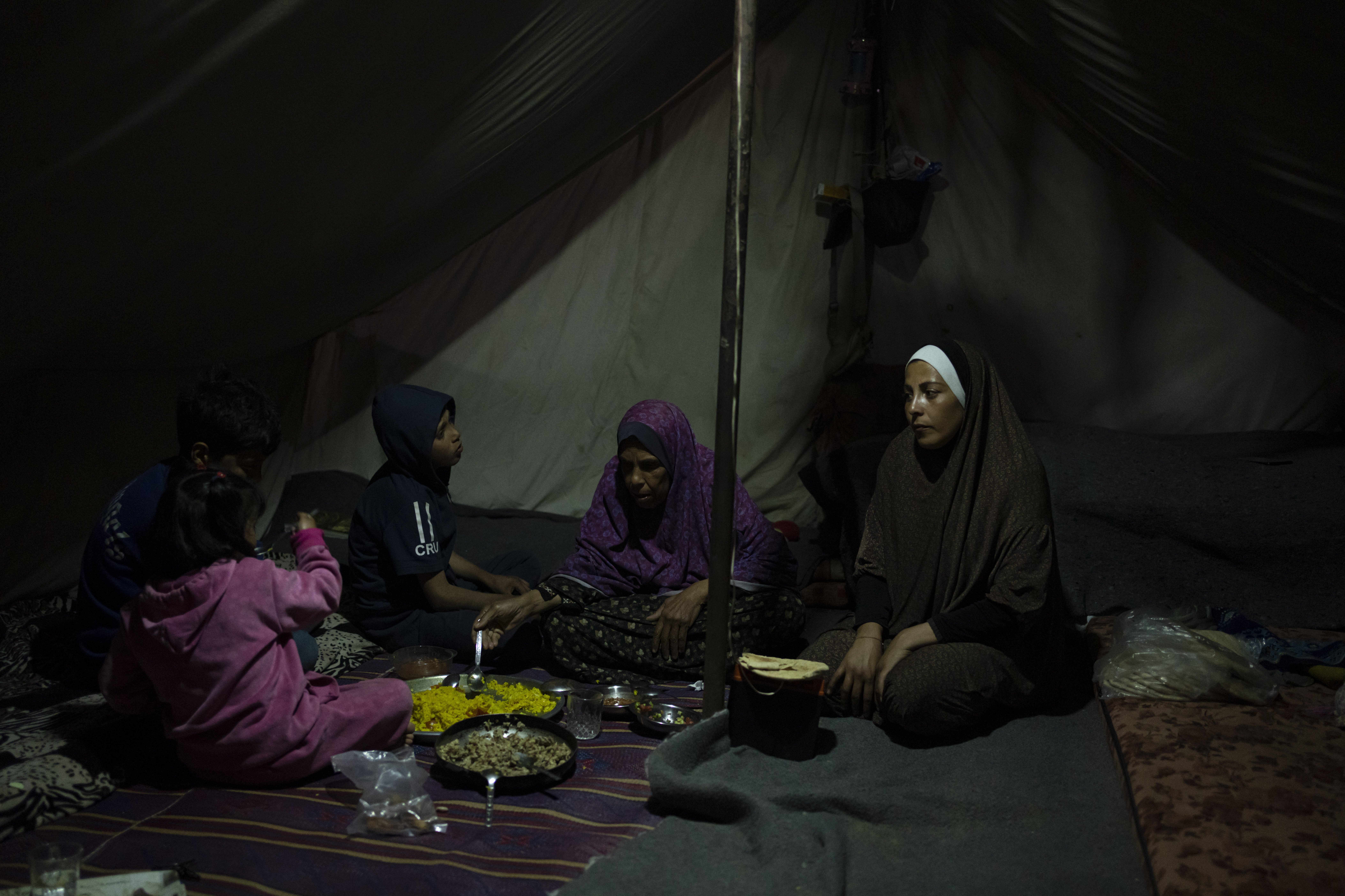 Randa Baker (right) and her family break their fast on the first day of the Muslim holy fasting month of Ramadan. Photo / AP