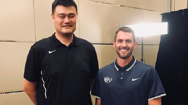 yao ming next to kevin hart