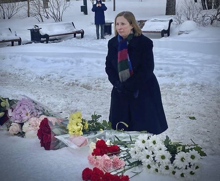 US Ambassador to Russia Lynne Tracy lays flowers to pay the last respect to Alexei Navalny at the monument. Photo / AP