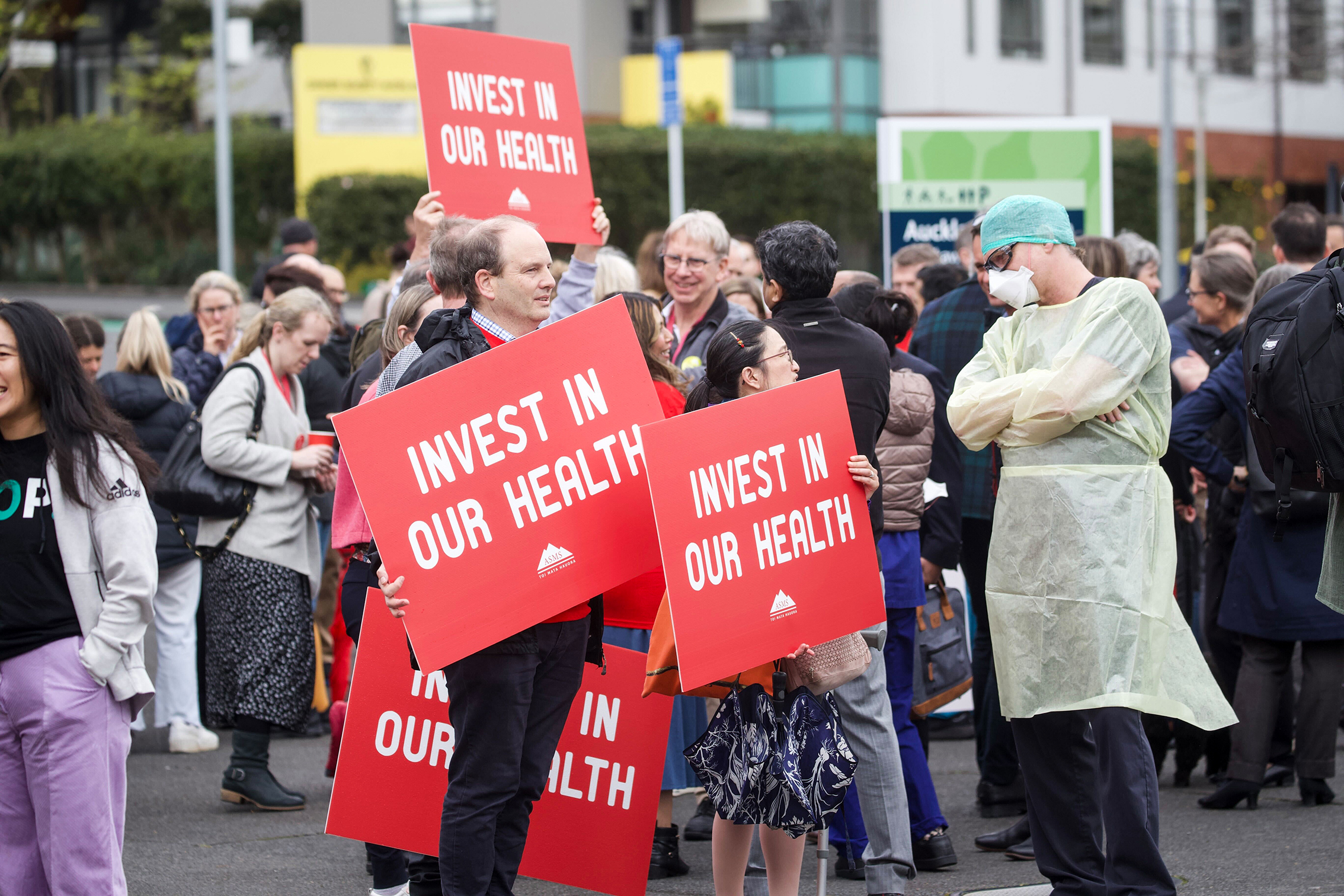 Doctors picket the Auckland City Hospital during the nationwide Senior Doctors strike, on September 5. Photo / Jason Oxenham  