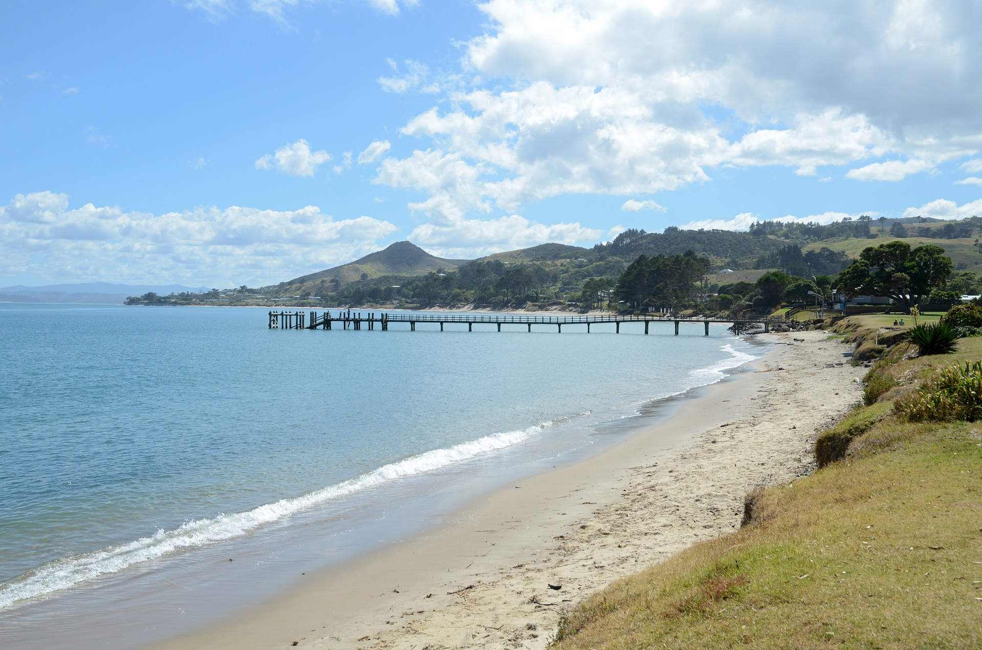 Ōmapere beach, where David Taylor was killed by Sydney Bristow in 1999. Photo / Supplied