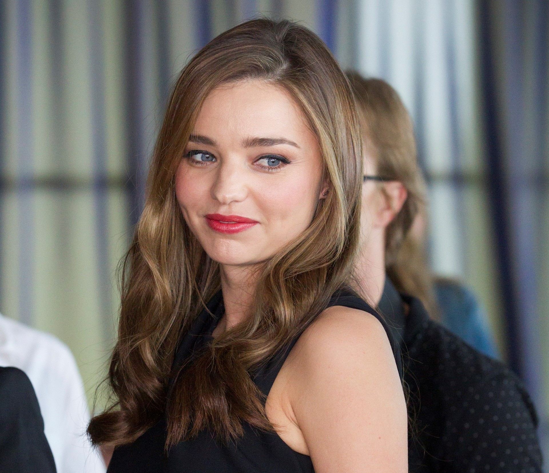 Only Miranda Kerr Could Wear a Hairstyle This Severe and Look So Impossibly  Chic (Are YOU Tempted to Try it Now?)