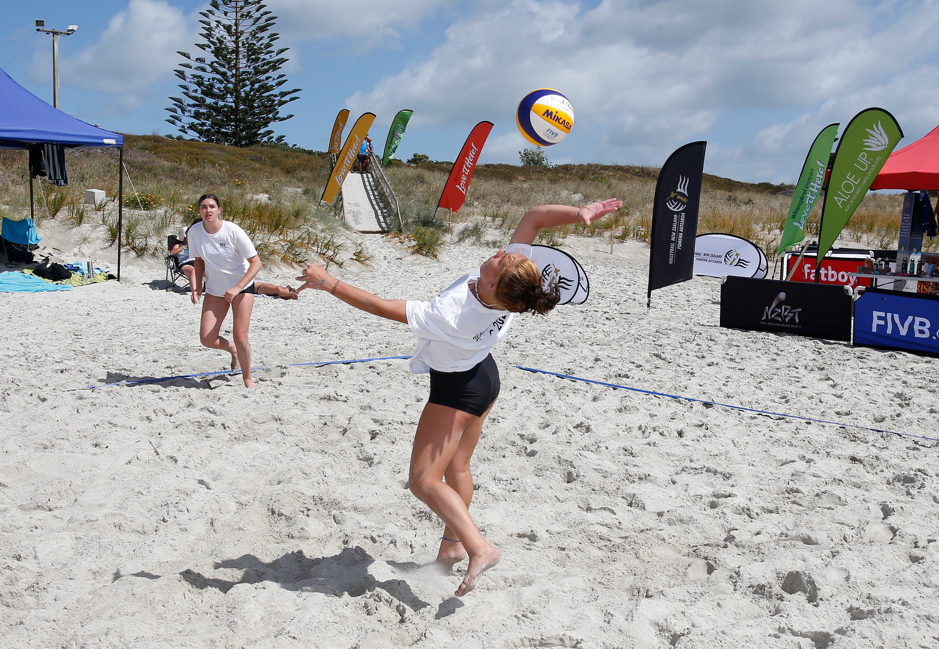Northland's Tarquala Whittaker-Stone (centre) reaches back to return the ball against her North Harbour opposition. Photo / Michael Cunningham