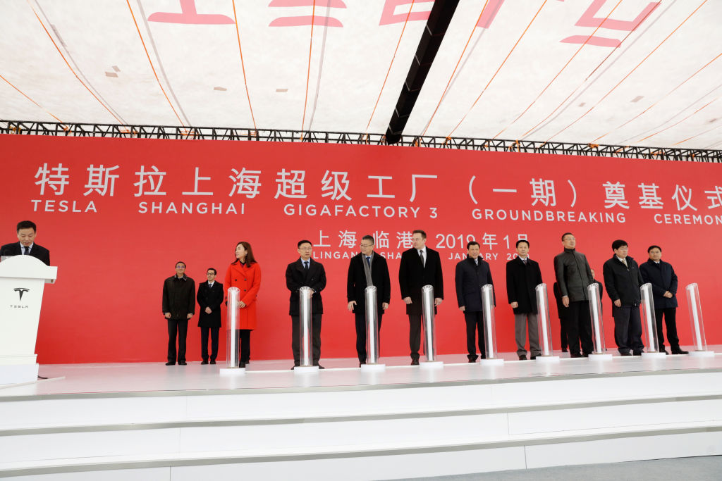 Elon Musk (centre) at the 2019 groundbreaking ceremony for Tesla's 