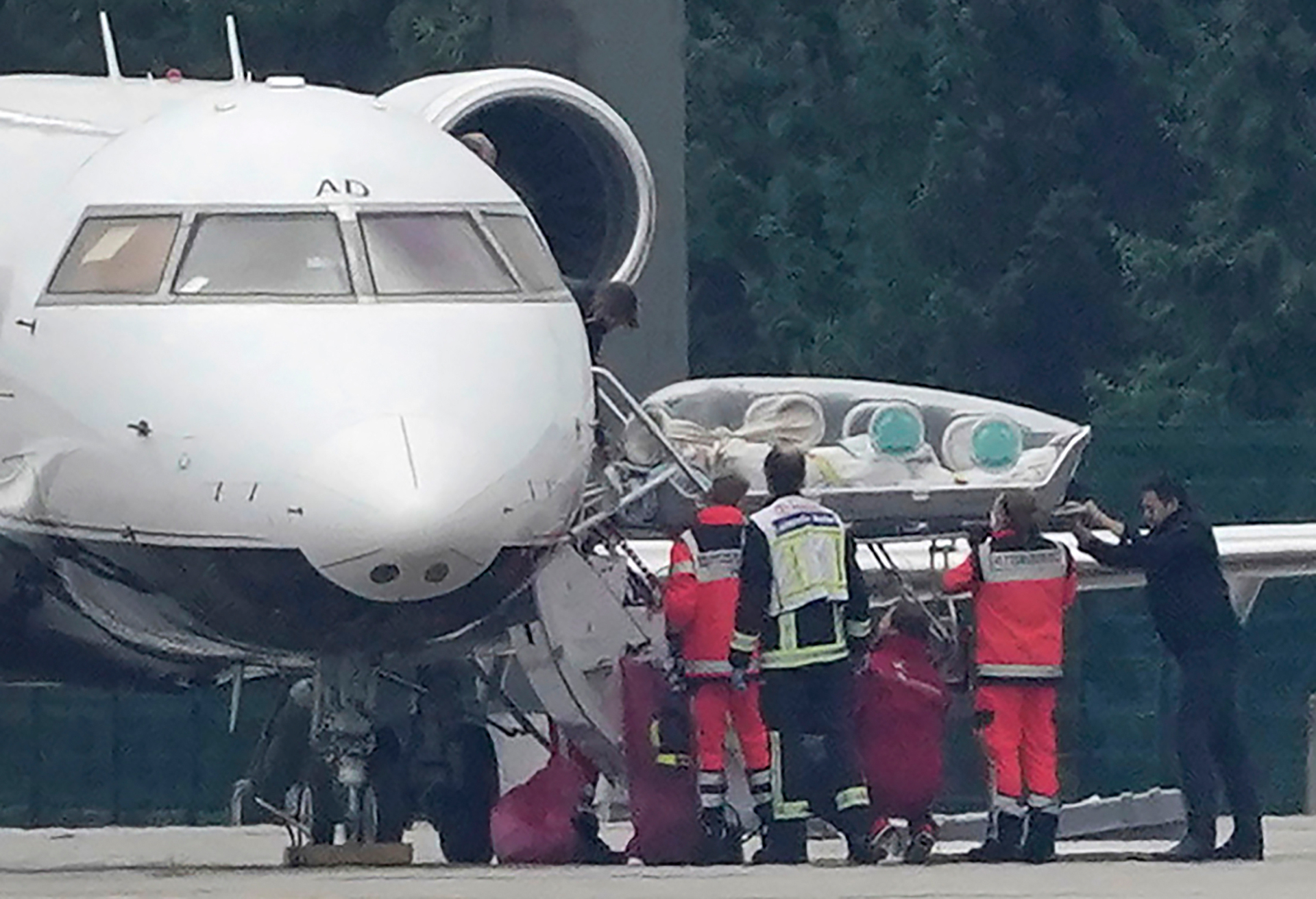 The stretcher with the Kremlin critic Alexei Navalny arriving at Tegel Airport in Berlin, Germany. AP Photo / Michael Kappeler, dpa