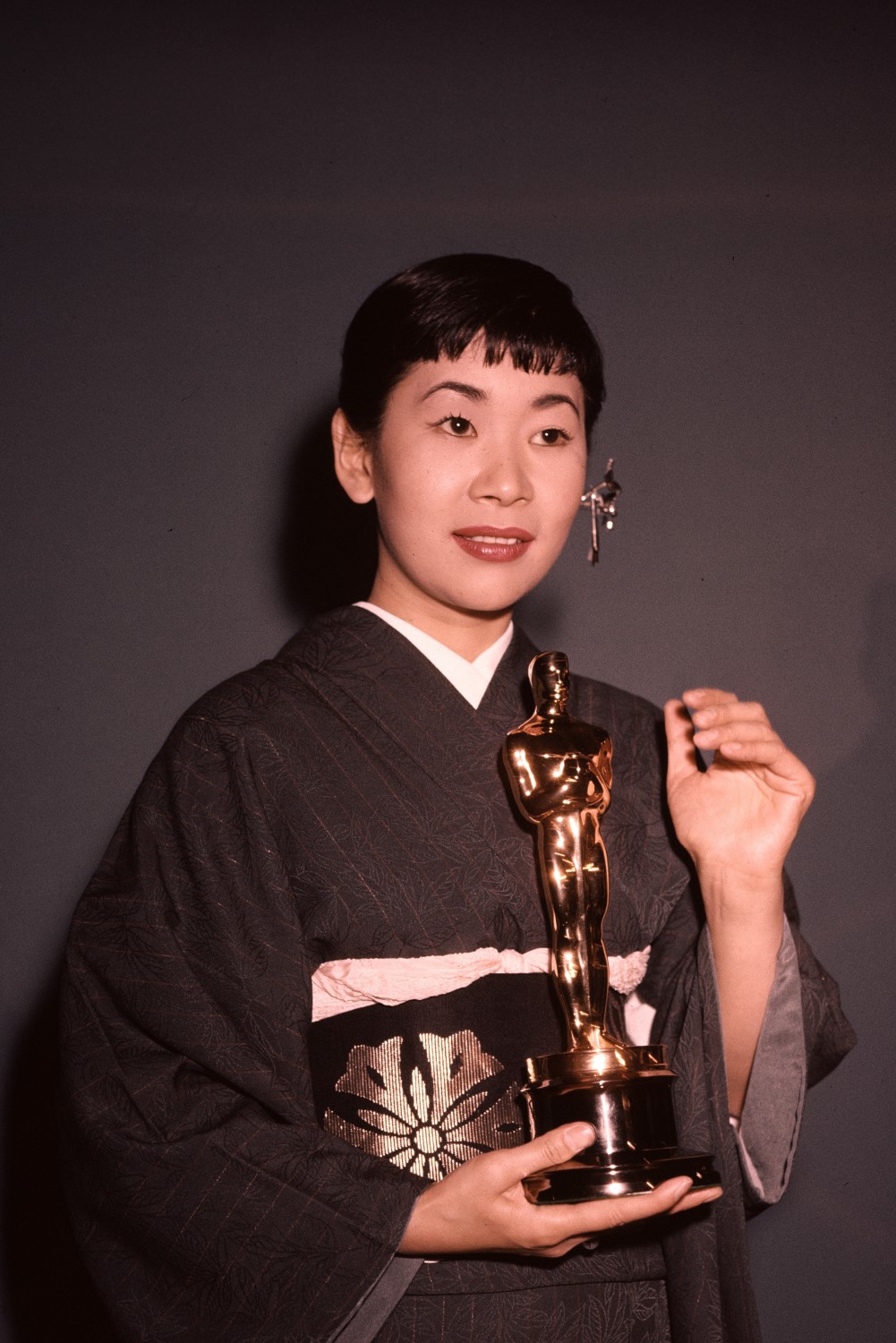 Miyoshi Umeki with her Academy Award for Best Supporting Actress in 'Sayonara' in 1958. Photo / Getty Images