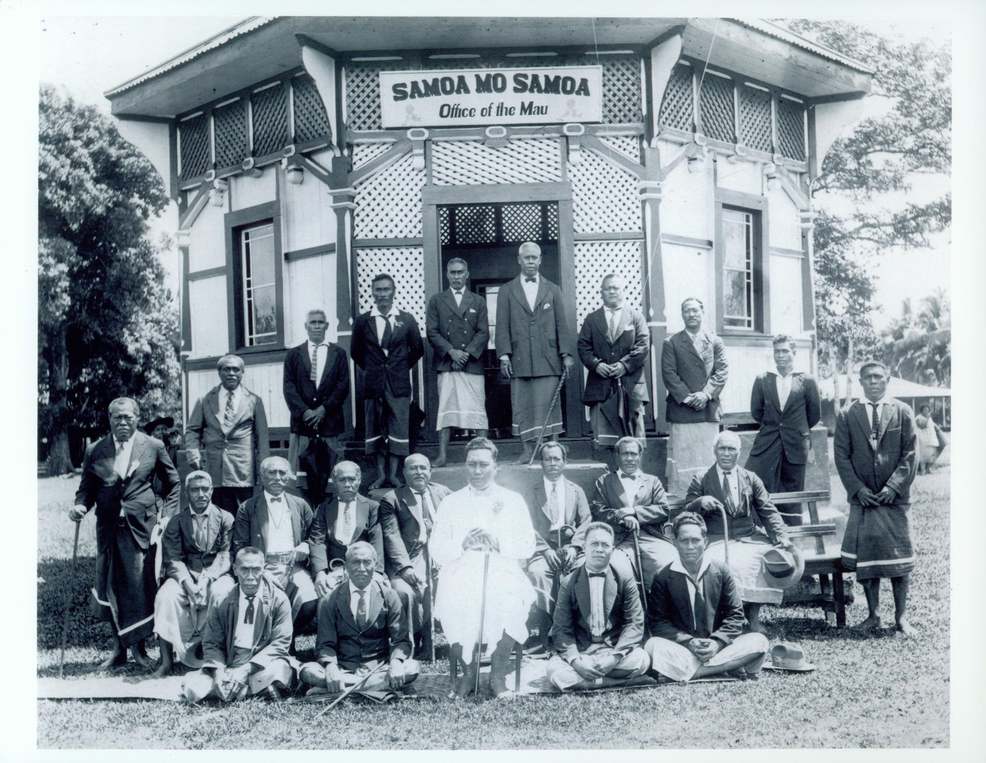 Tupua Tamasese Lealofi III (in white) and the Mau committee at Vaimosa, Samoa. Photo / Alexander Turnbull Library