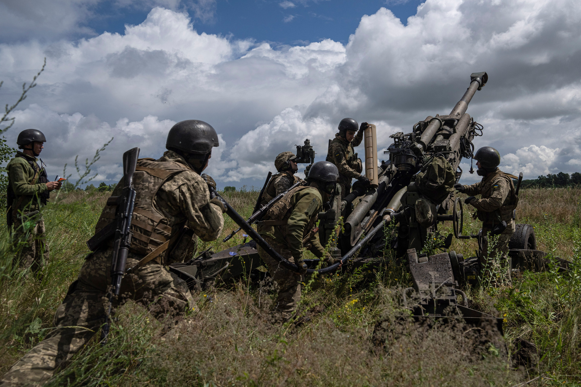 Ukrainian servicemen prepare to fire at Russian positions from a U.-supplied M777 howitzer in Kharkiv region. Photo / AP