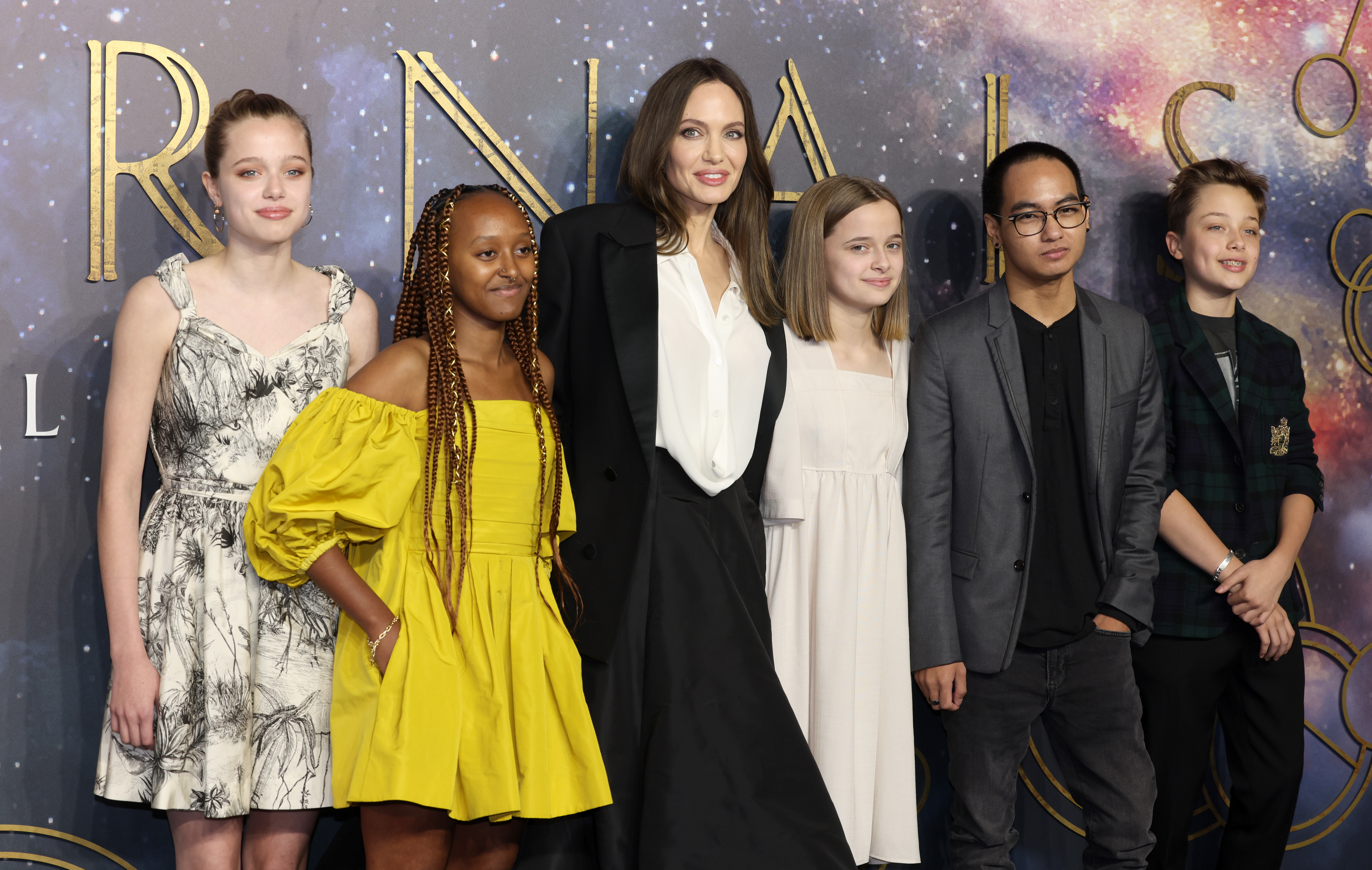(L to R) Shiloh, Zahara, Angelina Jolie, Vivienne, Maddox and Knox. Photo / Getty Images